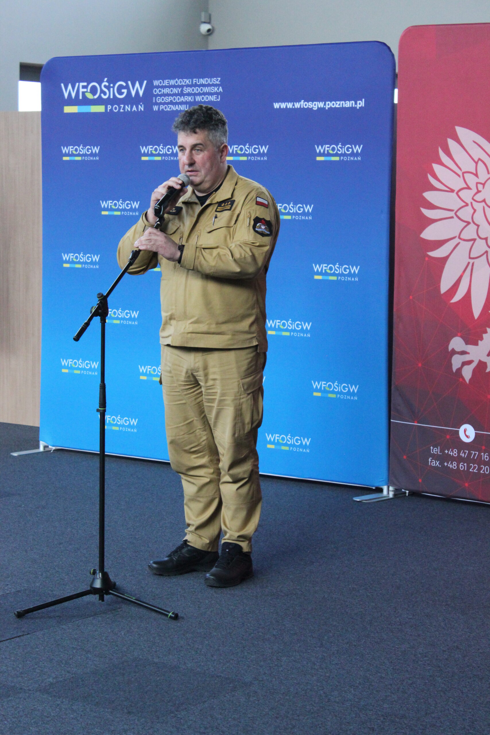 Jedna osoba stoi przy mównicy i przemawia.