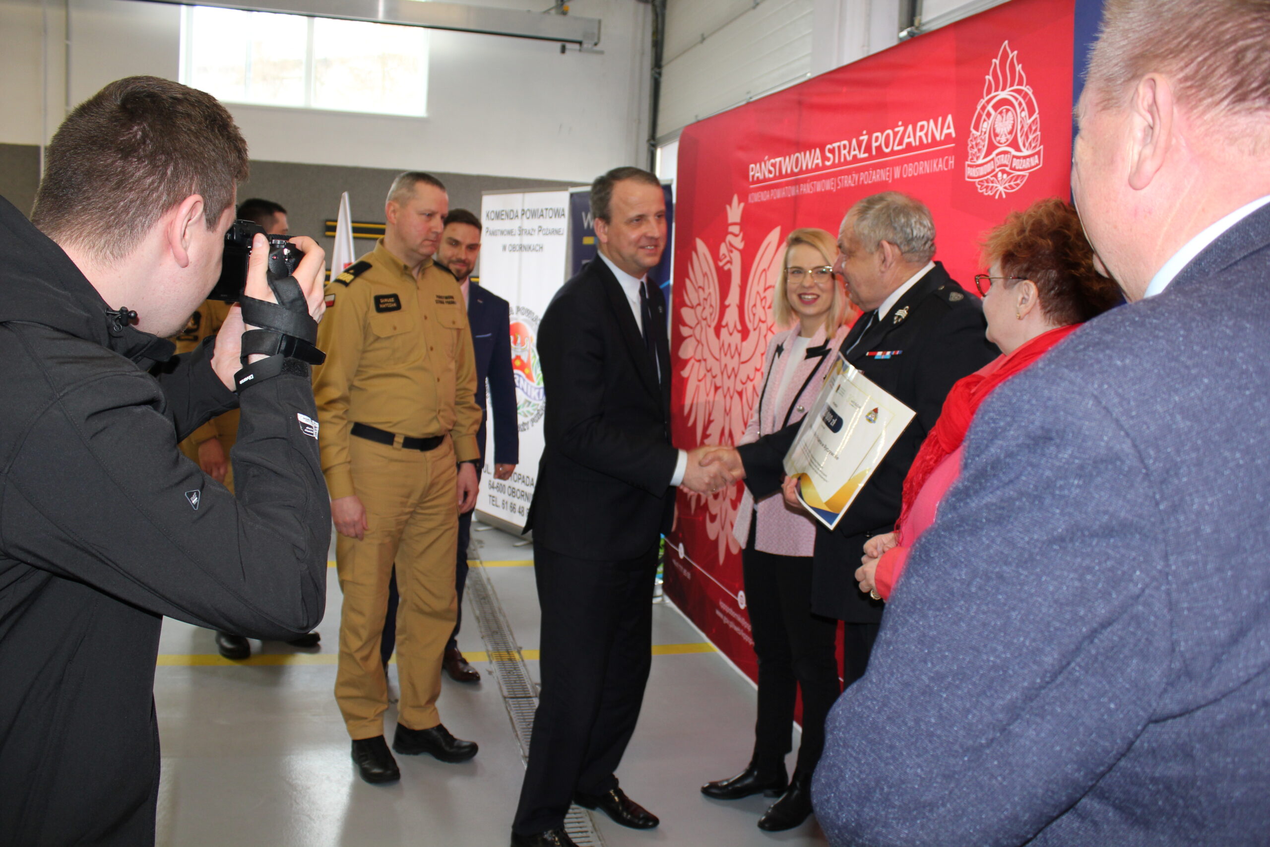 Wręczanie promes i gratulacje.