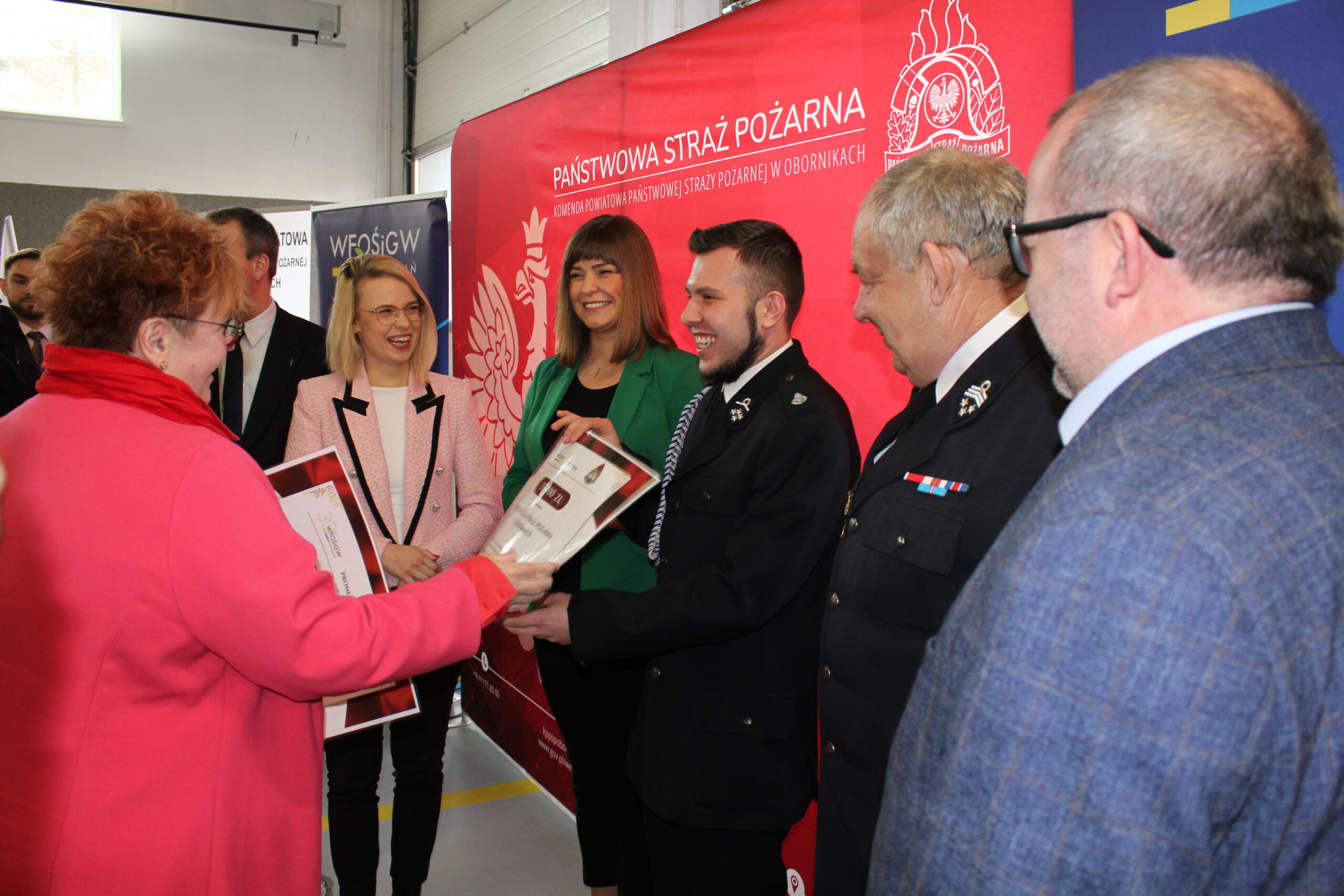 Wręczanie promes i gratulacje.