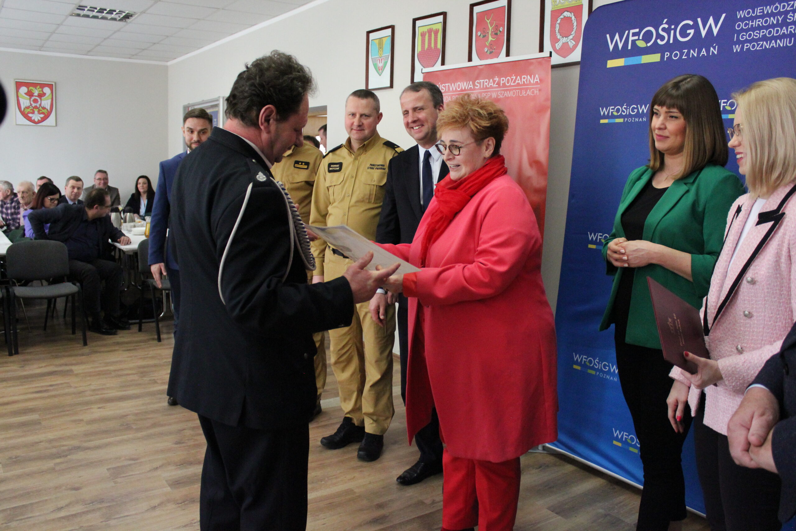 Wręczanie promes i gratulacje.