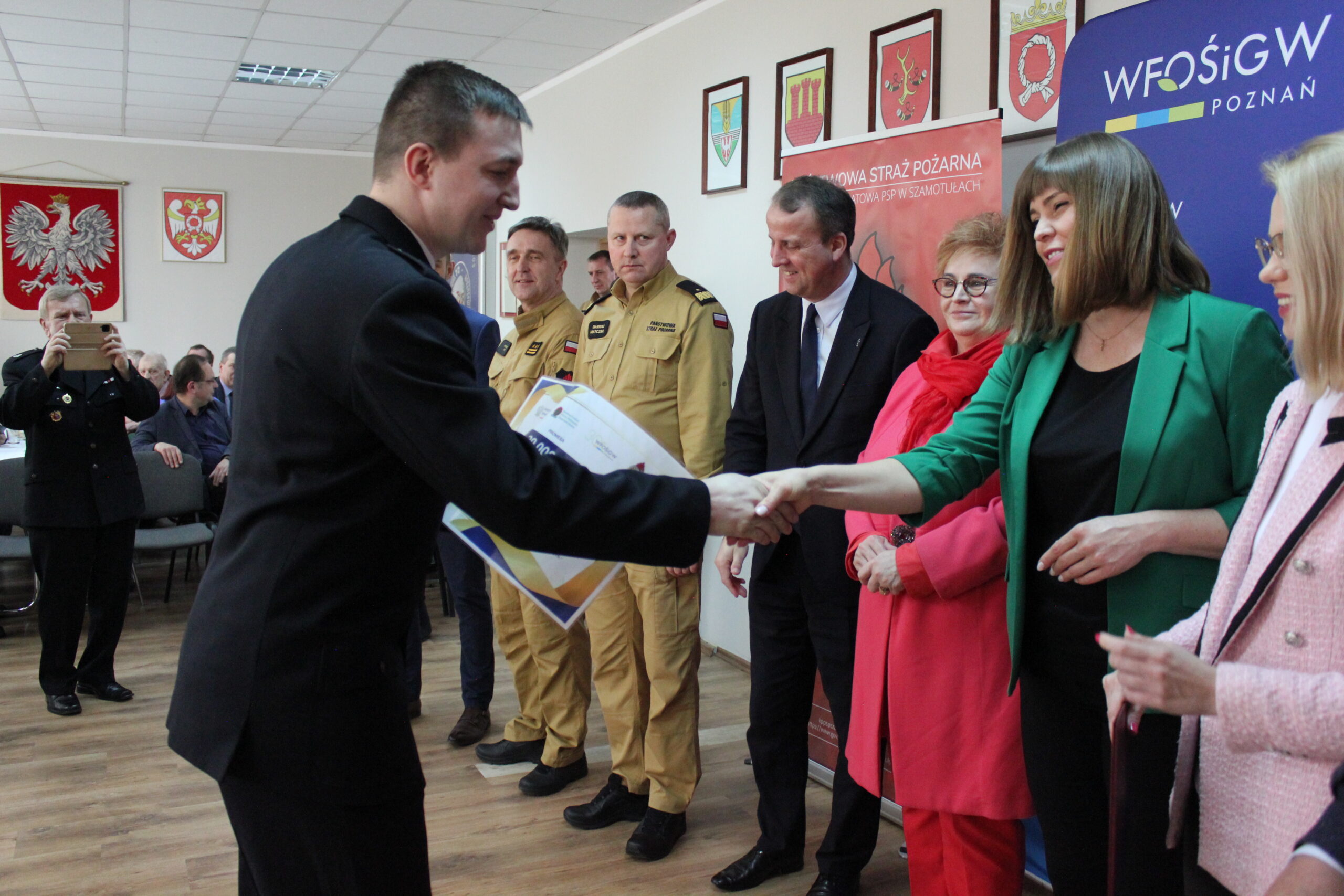 Wręczanie promes i gratulacje.