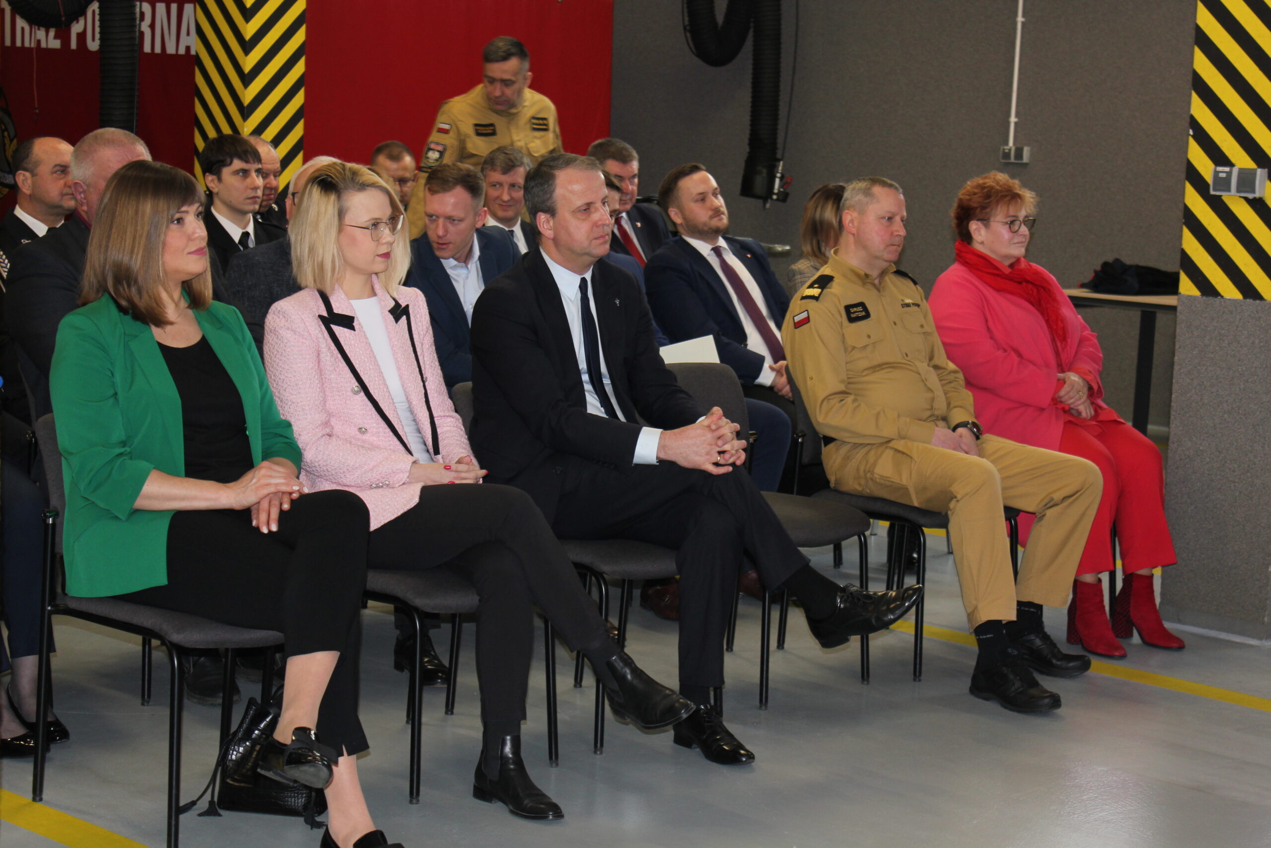 Sala wypełniona ludźmi siedzącymi na krzesłach.