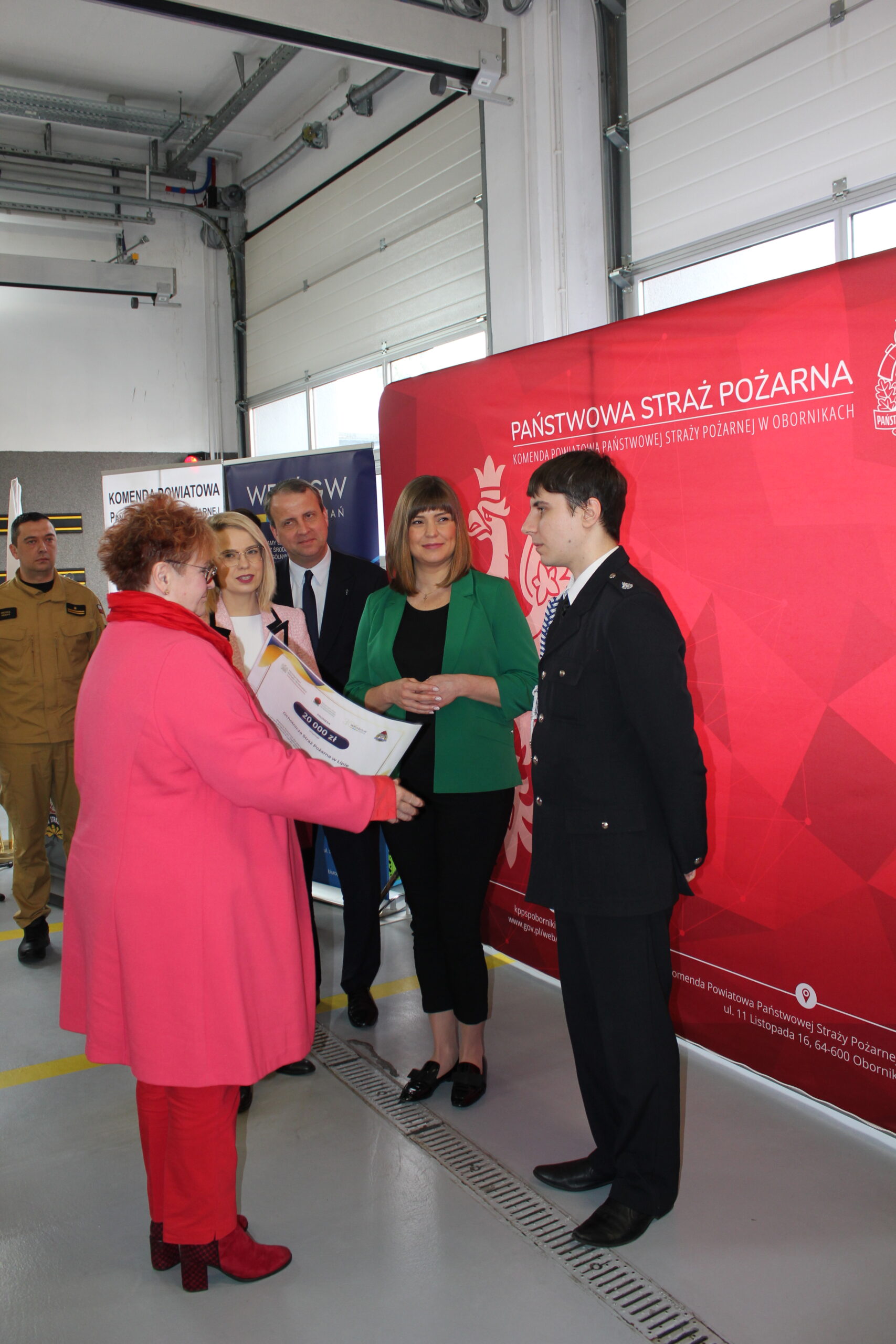 Wręczanie promes i gratulacje.