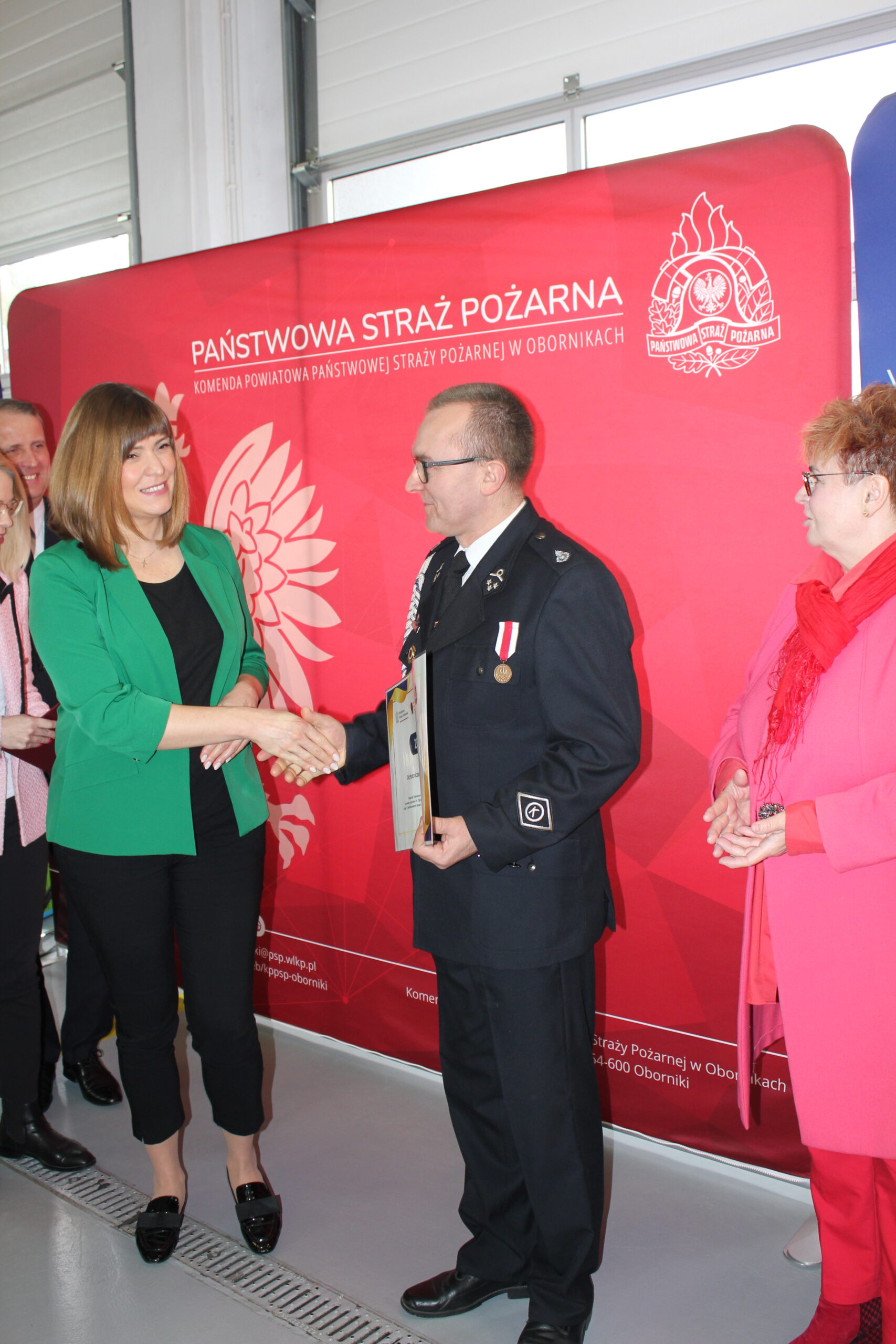 Wręczanie promes i gratulacje.