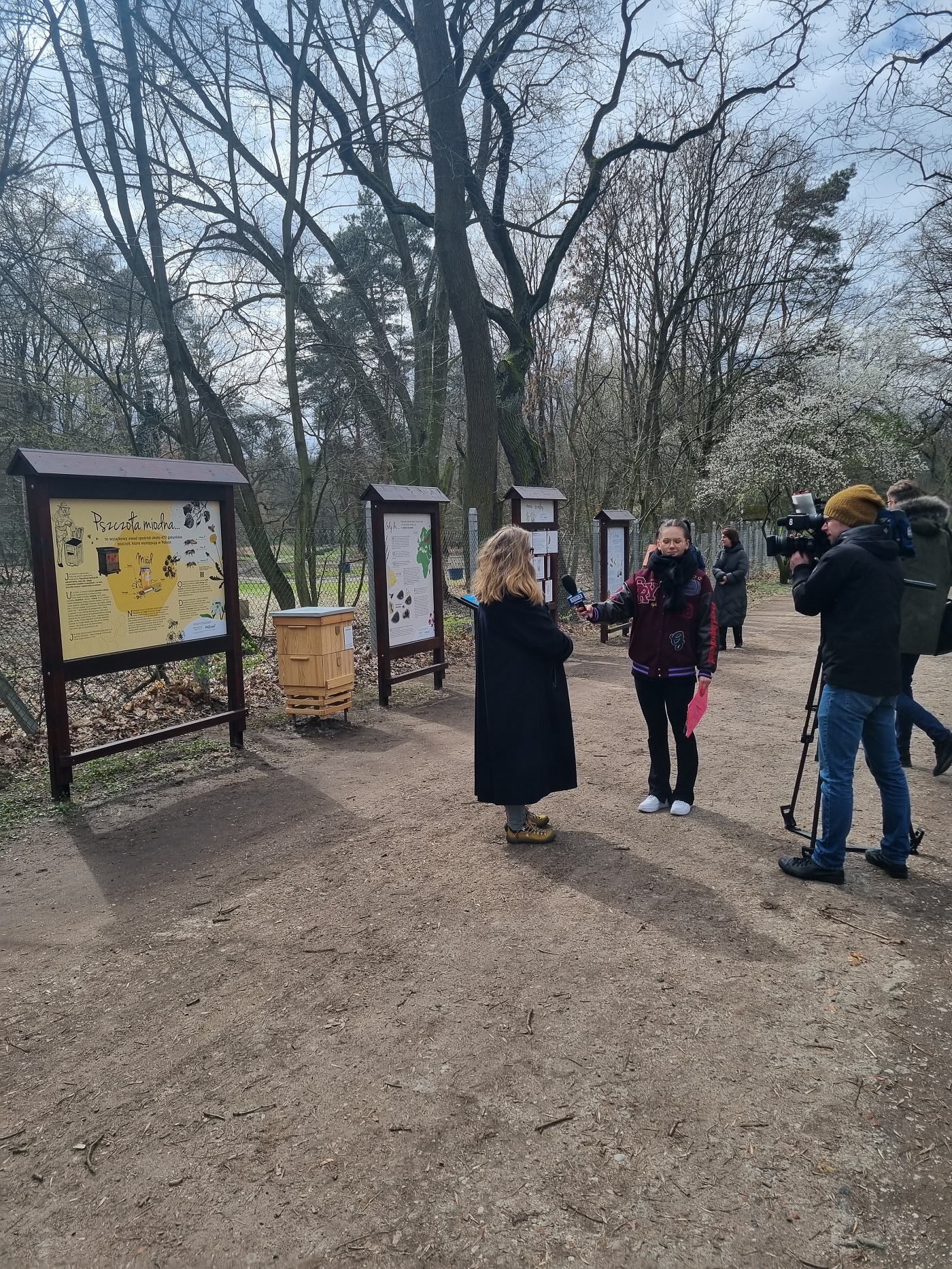 Ścieżka edukacyjna - tablice edukacyjne i osoby oglądające je.