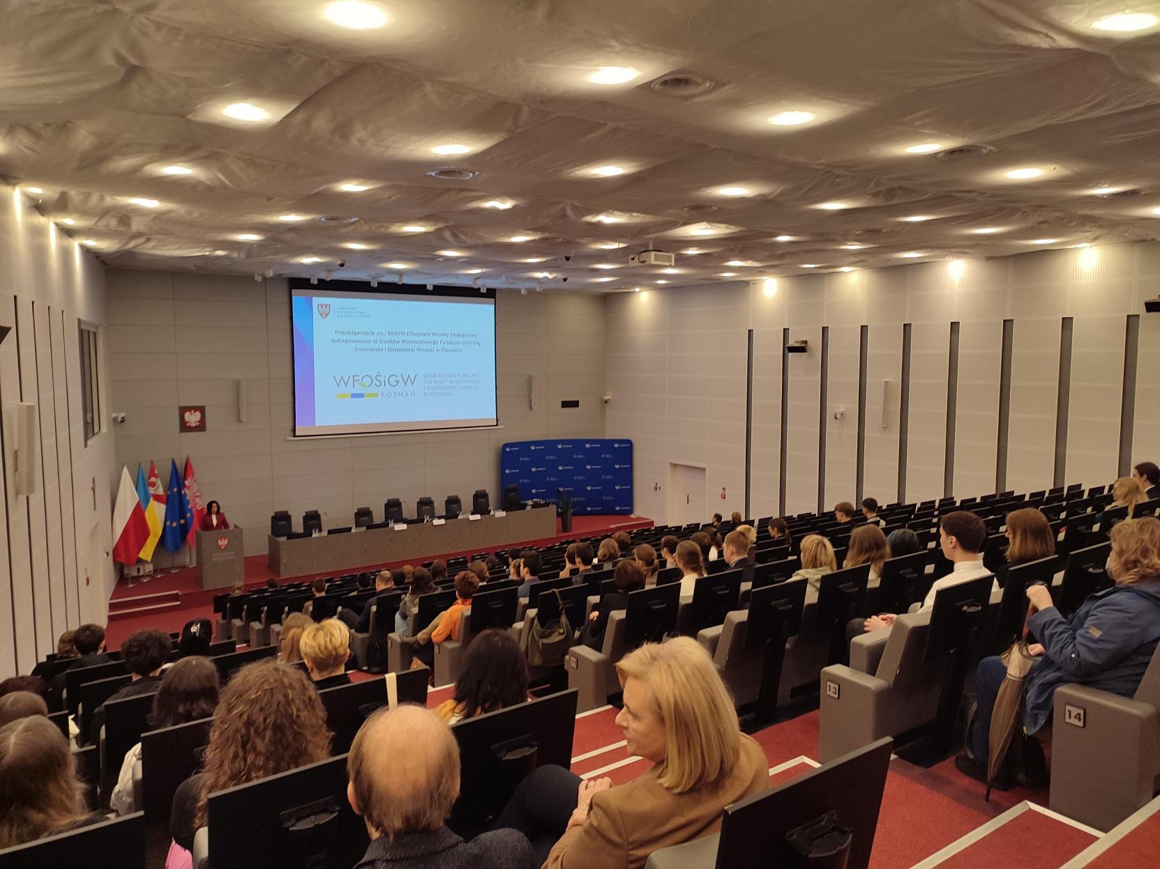 Sala wypełniona ludźmi podczas olimpiady ekologicznej