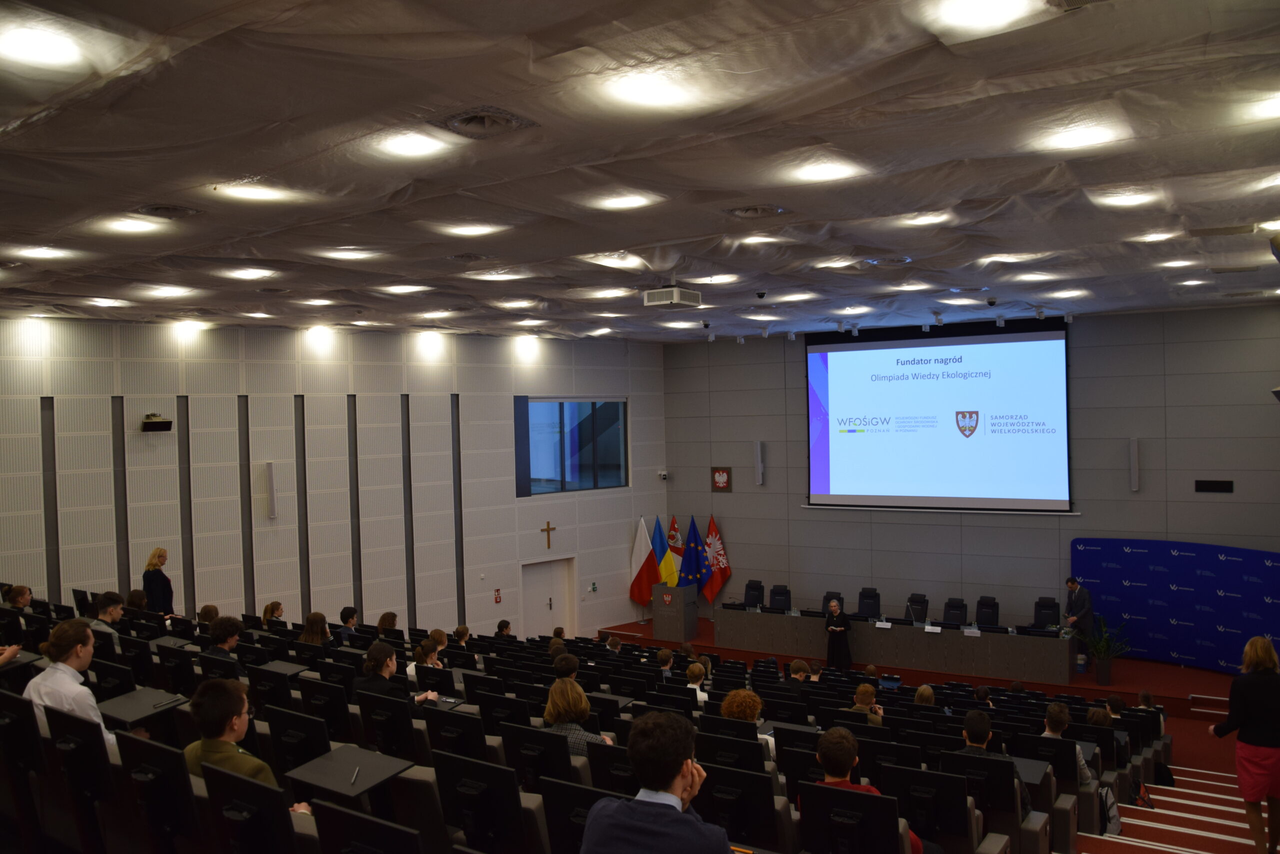 Sala wypełniona ludźmi podczas olimpiady.