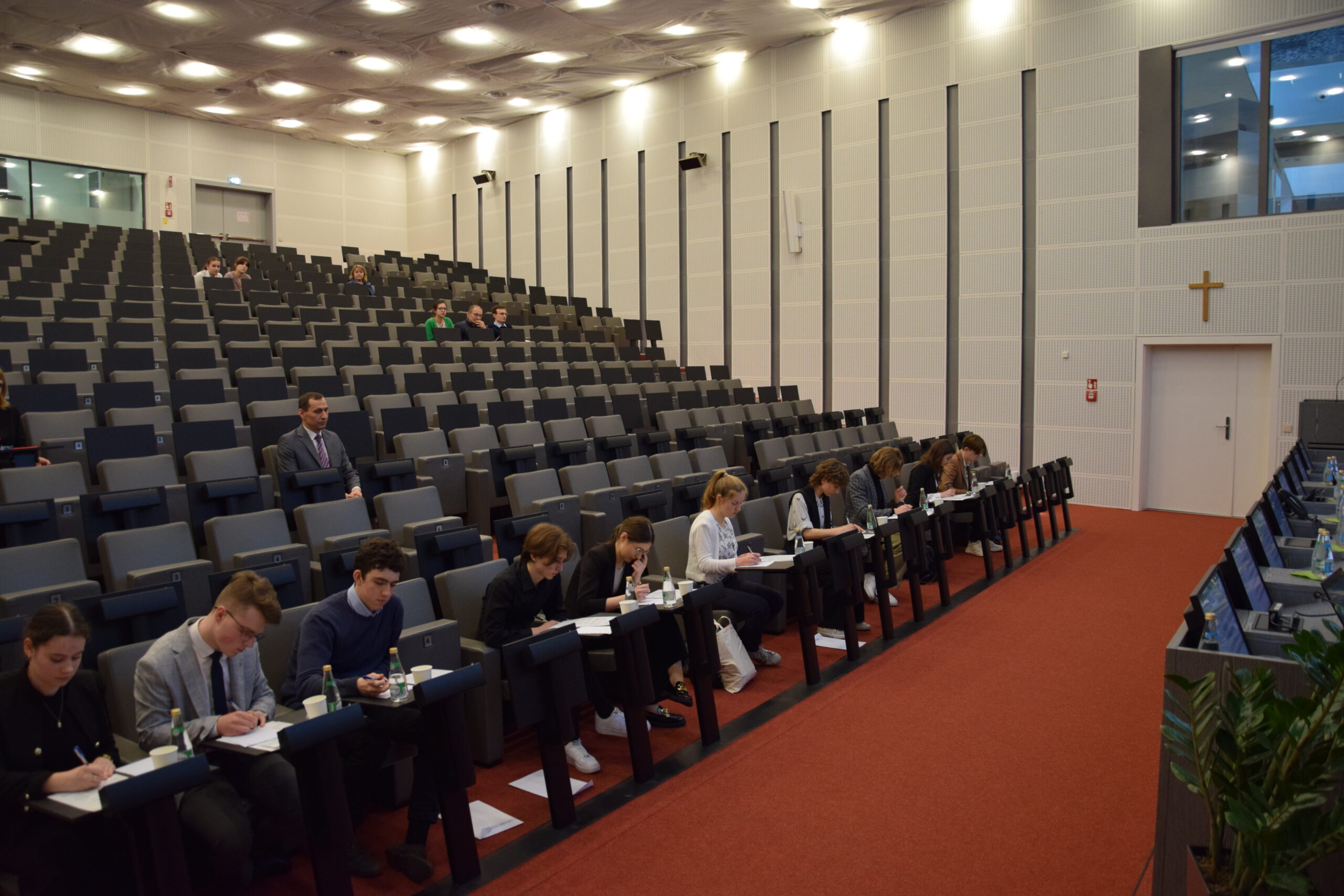 Uczniowie podczas przygotowania się do pytań ustnych - na sali w pierwszym rzędzie.