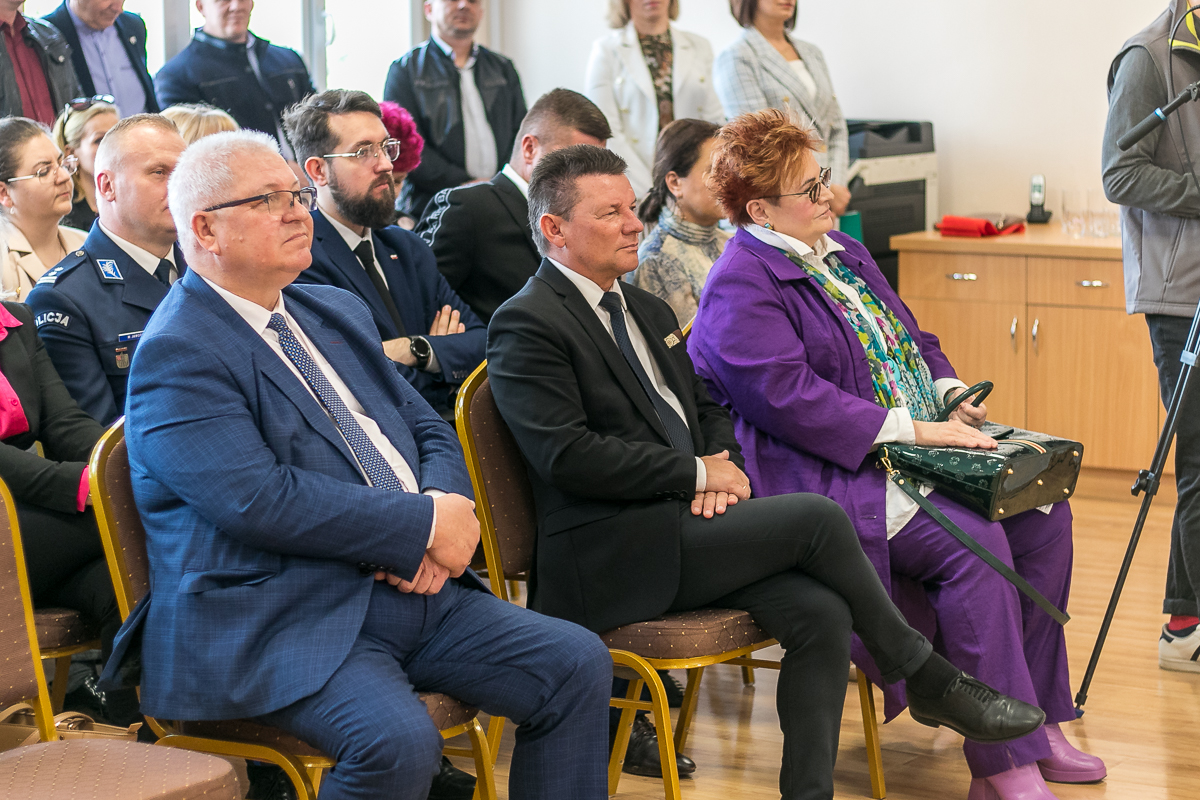 Sala wypełniona ludźmi siedzącymi na krzesłach.