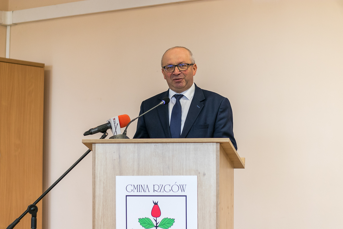 1 osoba stoi perzy m mównicy i przemawia.