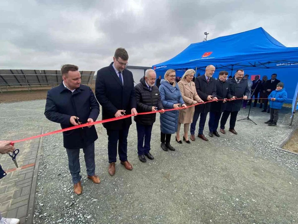 Przecięcie wstęgi podczas otwarcia farmy fotowoltaicznej.