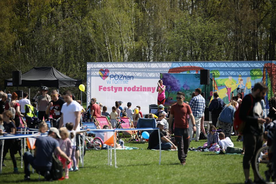 Widok na festyn i ludzi