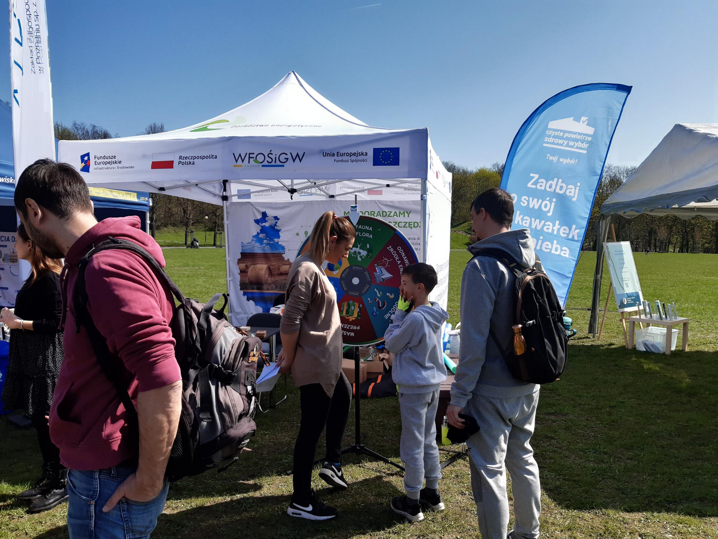 stoisko WFOŚIGW w Poznaniu i ekologiczne koło fortuny.