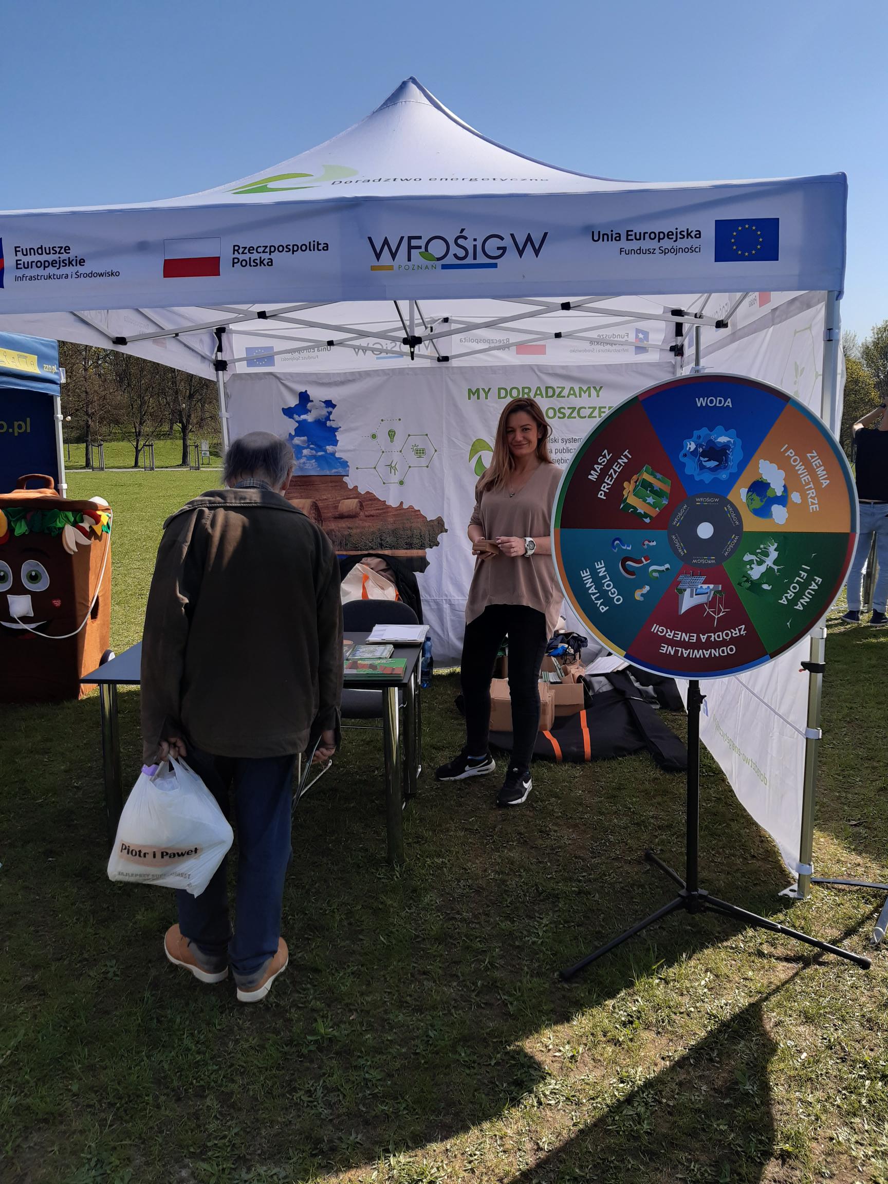 Stoisko WFOŚiGW w Poznaniu i ekologiczne koło fortuny.