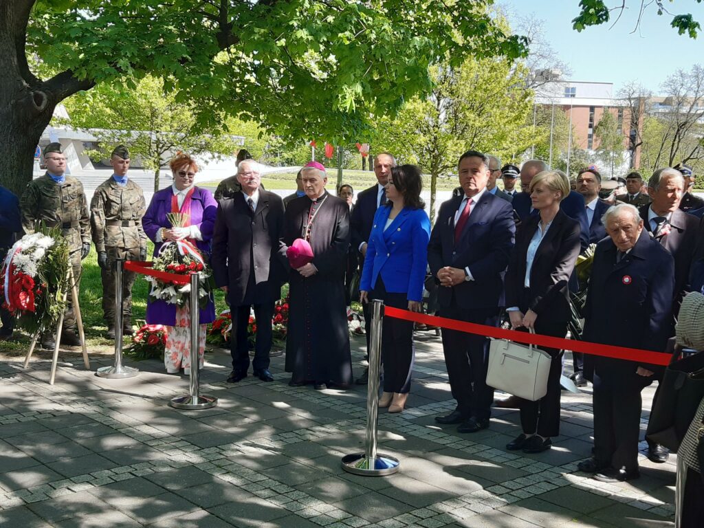 Uroczystość upamiętniająca Polki i Polaków Represjonowanych przez III Rzeszę w latach 1939 - 1945 - złożenie kwiatów pod tablicą upamiętniającą.