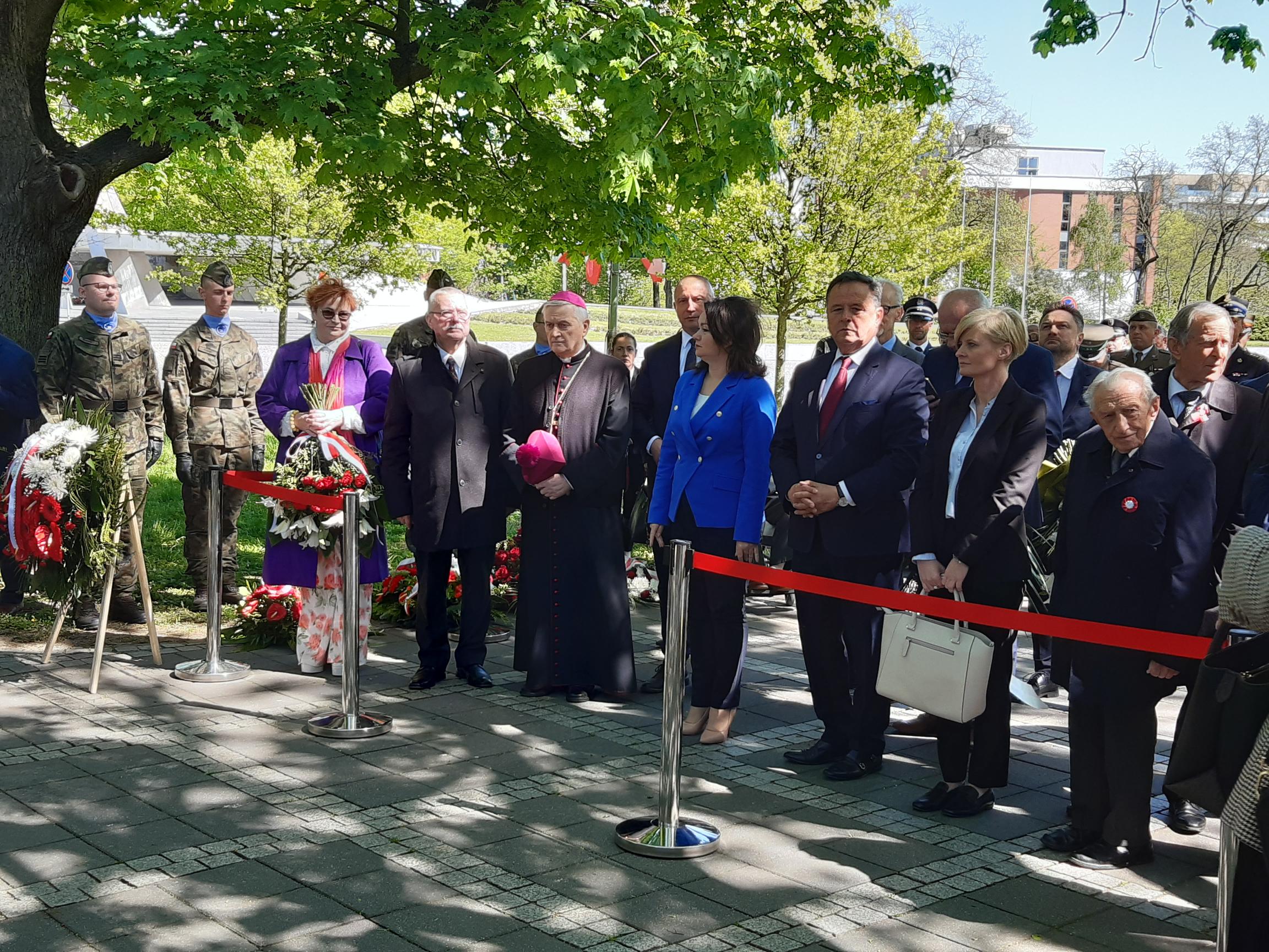 Uroczystość upamiętniająca Polki i Polaków Represjonowanych przez III Rzeszę w latach 1939 - 1945 - złożenie kwiatów pod tablicą upamiętniającą.