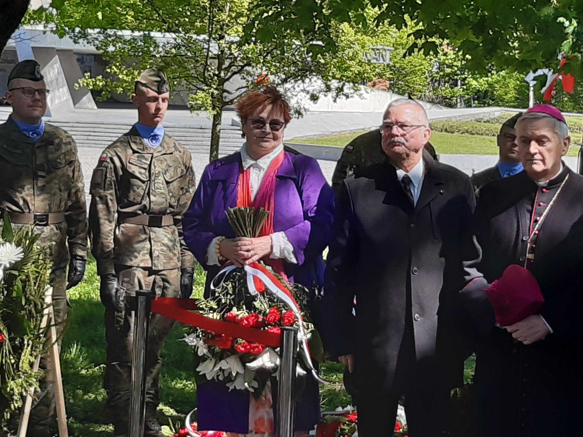Uroczystość upamiętniająca Polki i Polaków Represjonowanych przez III Rzeszę w latach 1939 - 1945 - złożenie kwiatów pod tablicą upamiętniającą.