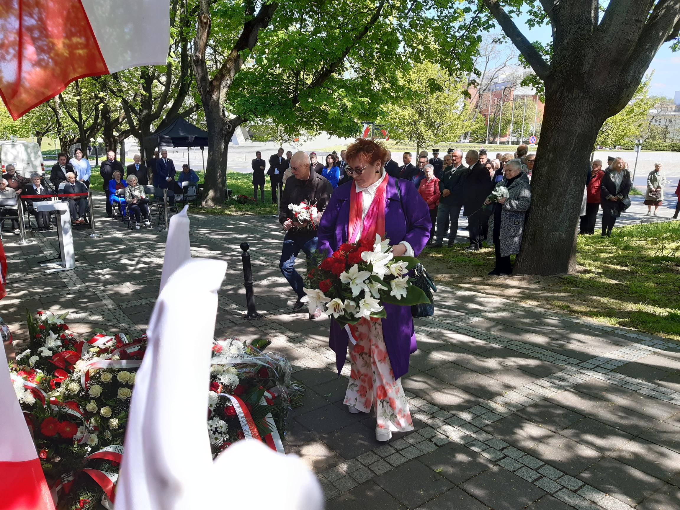 Uroczystość upamiętniająca Polki i Polaków Represjonowanych przez III Rzeszę w latach 1939 - 1945 - złożenie kwiatów pod tablicą upamiętniającą.