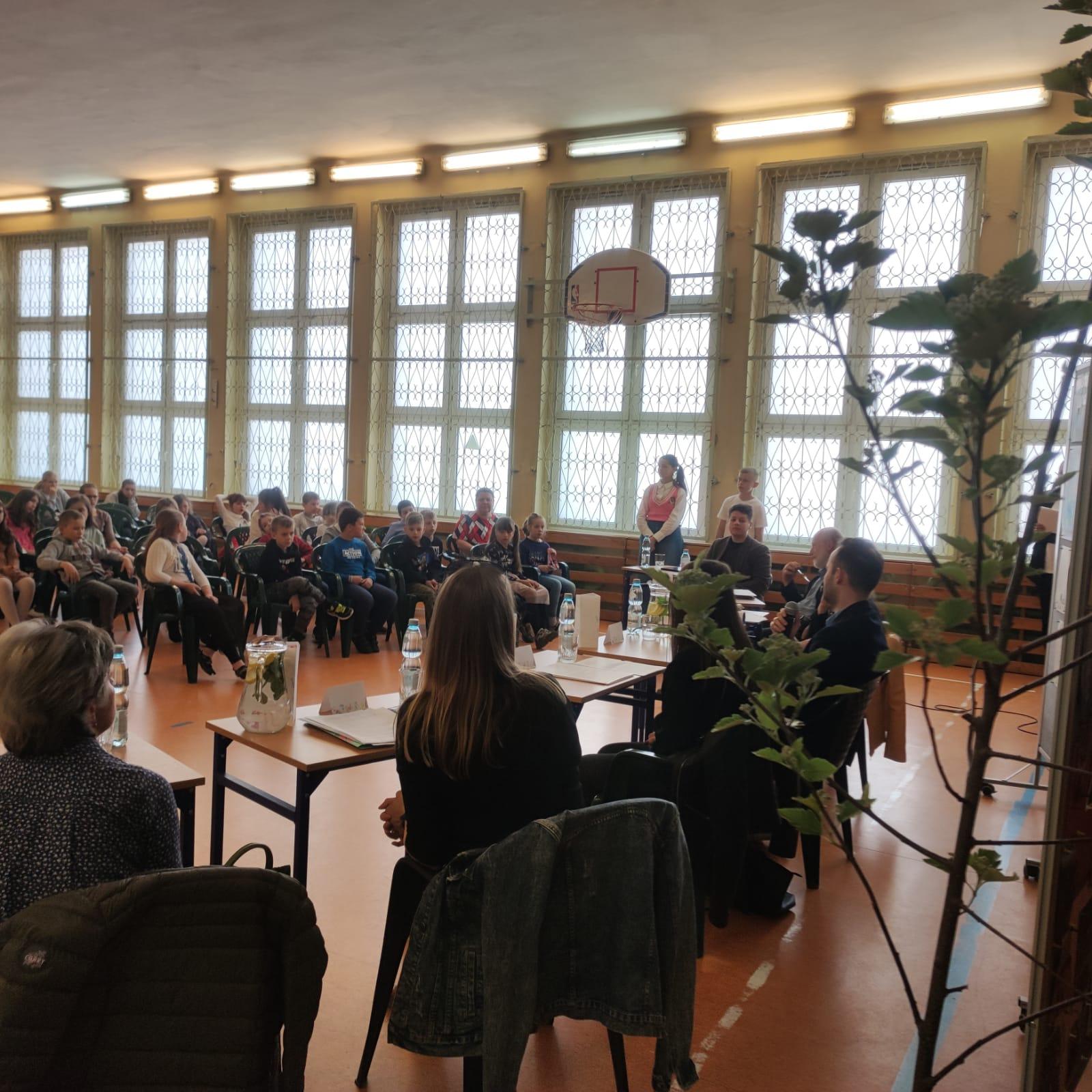 Debata o smogu - widok zza debatujących ekspertów.