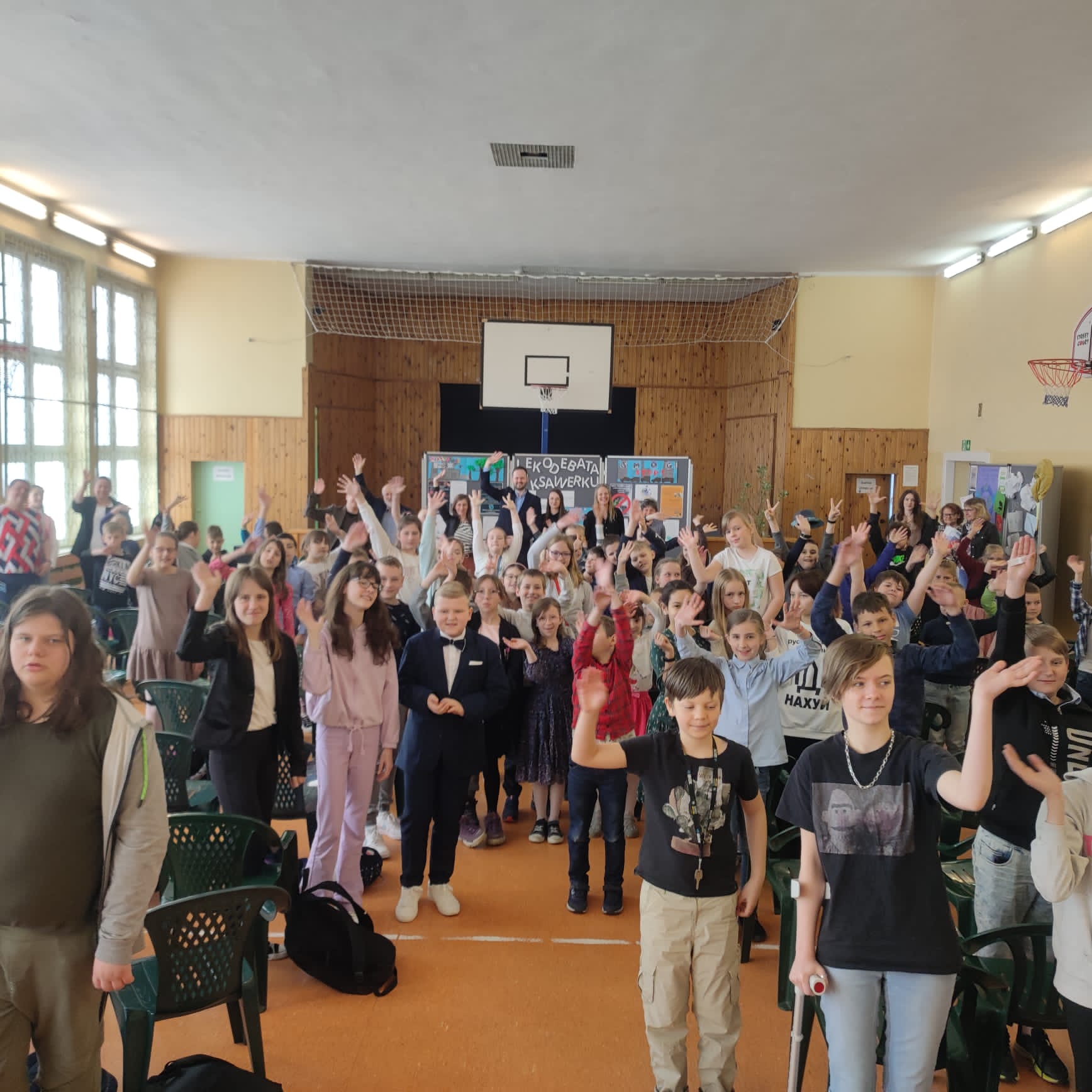 Duża grupa dzieci zgłaszająca się do głosu w debacie.