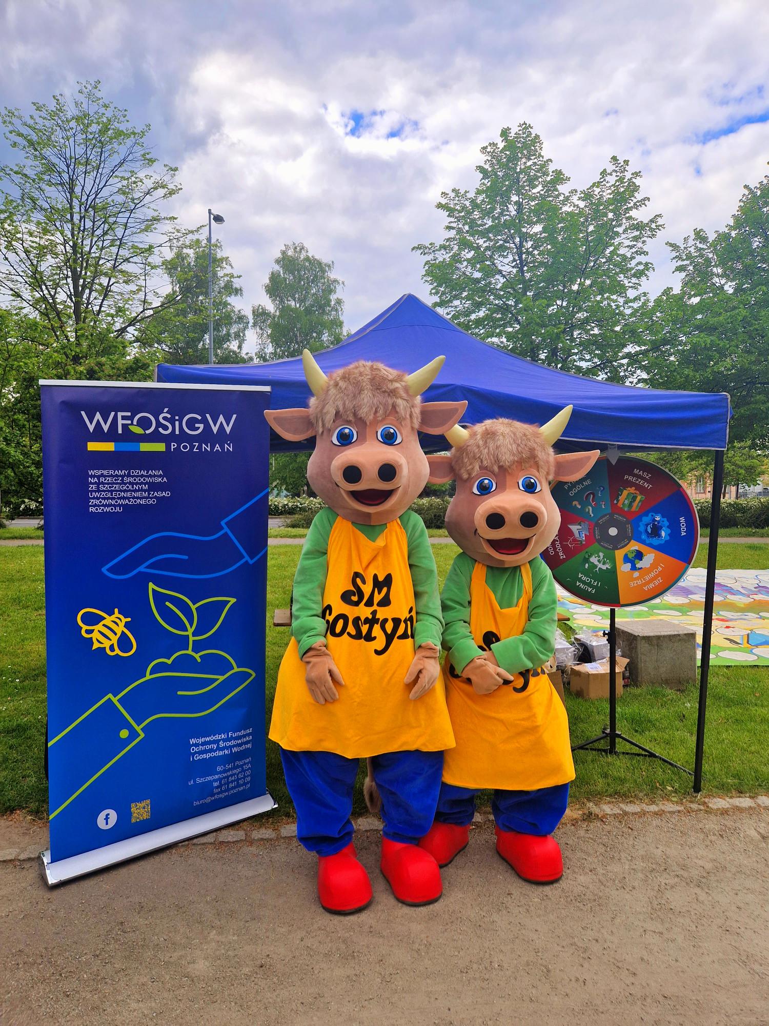 Stoisko WFOŚiGW w Poznaniu i maskotki