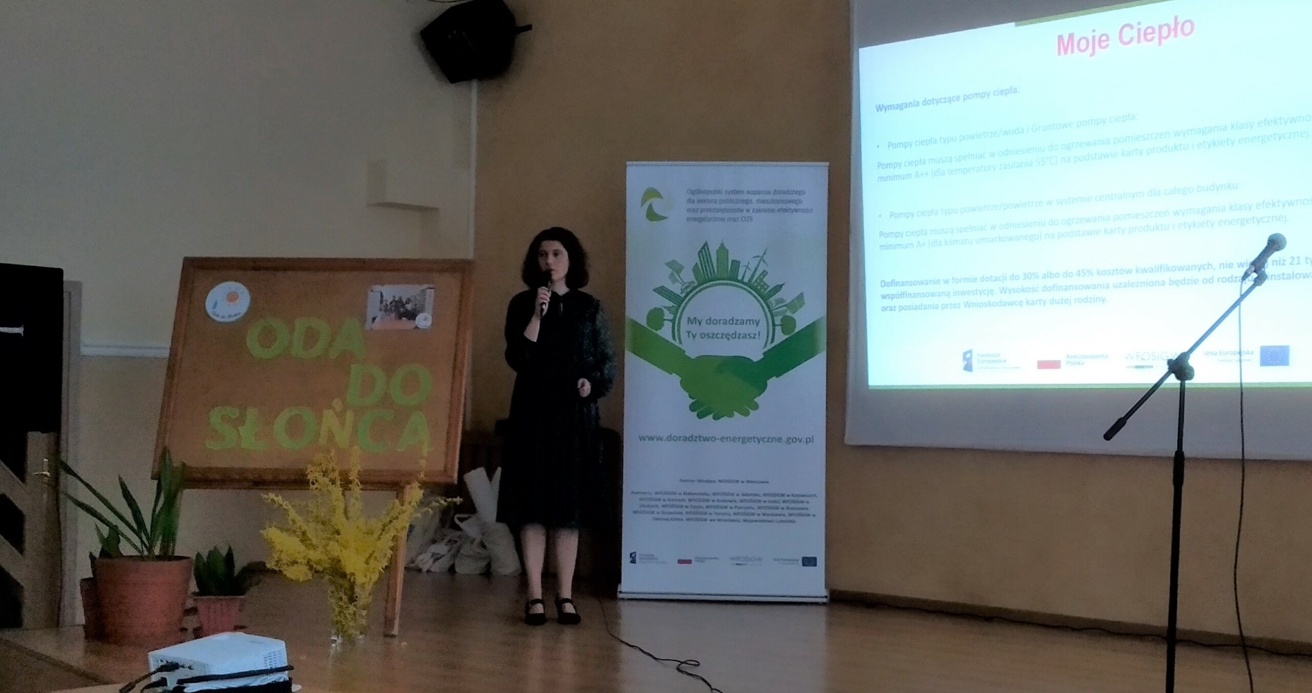 Na scenie prelegent przedstawia prezentację