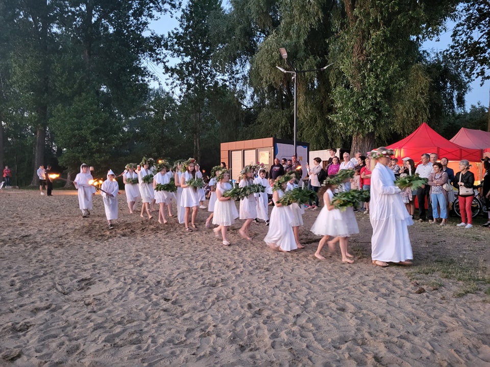 Noc Kupały w kłecku - dziewczyny z wiankami