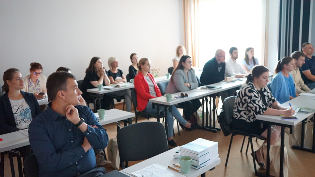 Uczestnicy szkolenia siedzący na sali