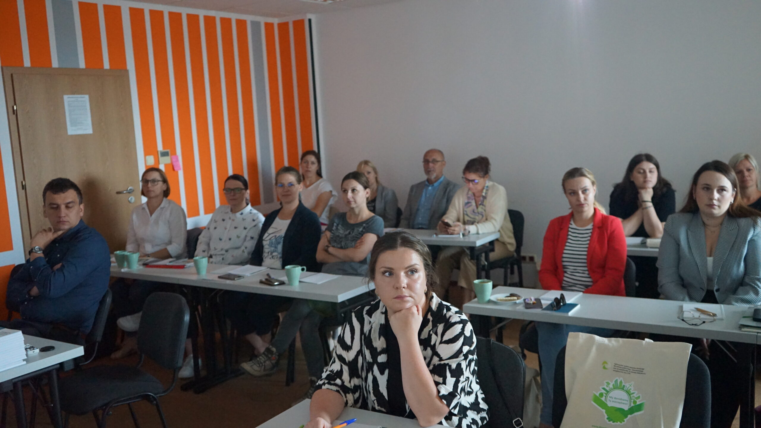 Uczestnicy szkolenia siedzący na sali