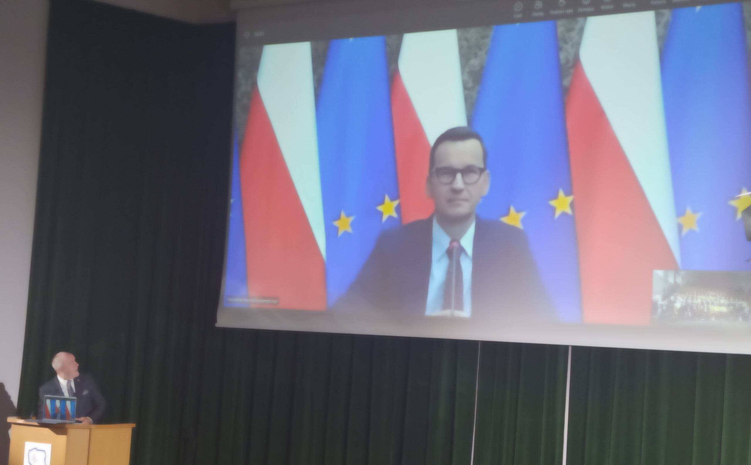 telebim, a na nim połączenie z premierem Mateuszem Morawieckim