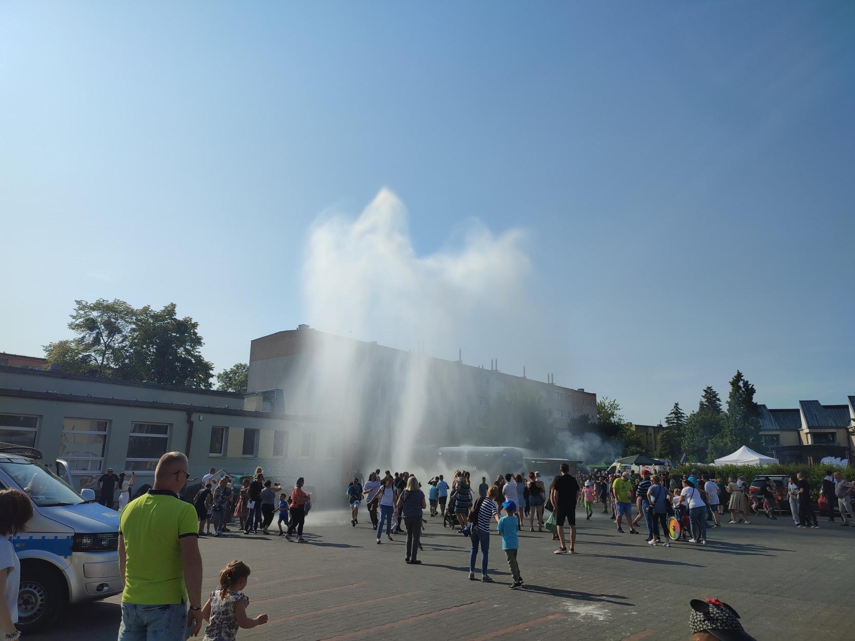 Pokaz armatki wodnej policyjnej podczas pikniku