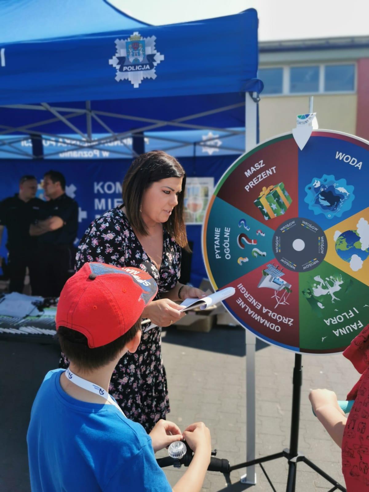 Zabawa z kołem fortuny na festynie