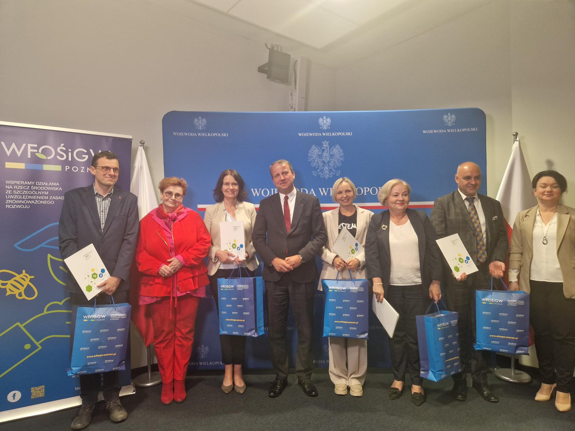 Szkoły z dyplomami i nagrodami