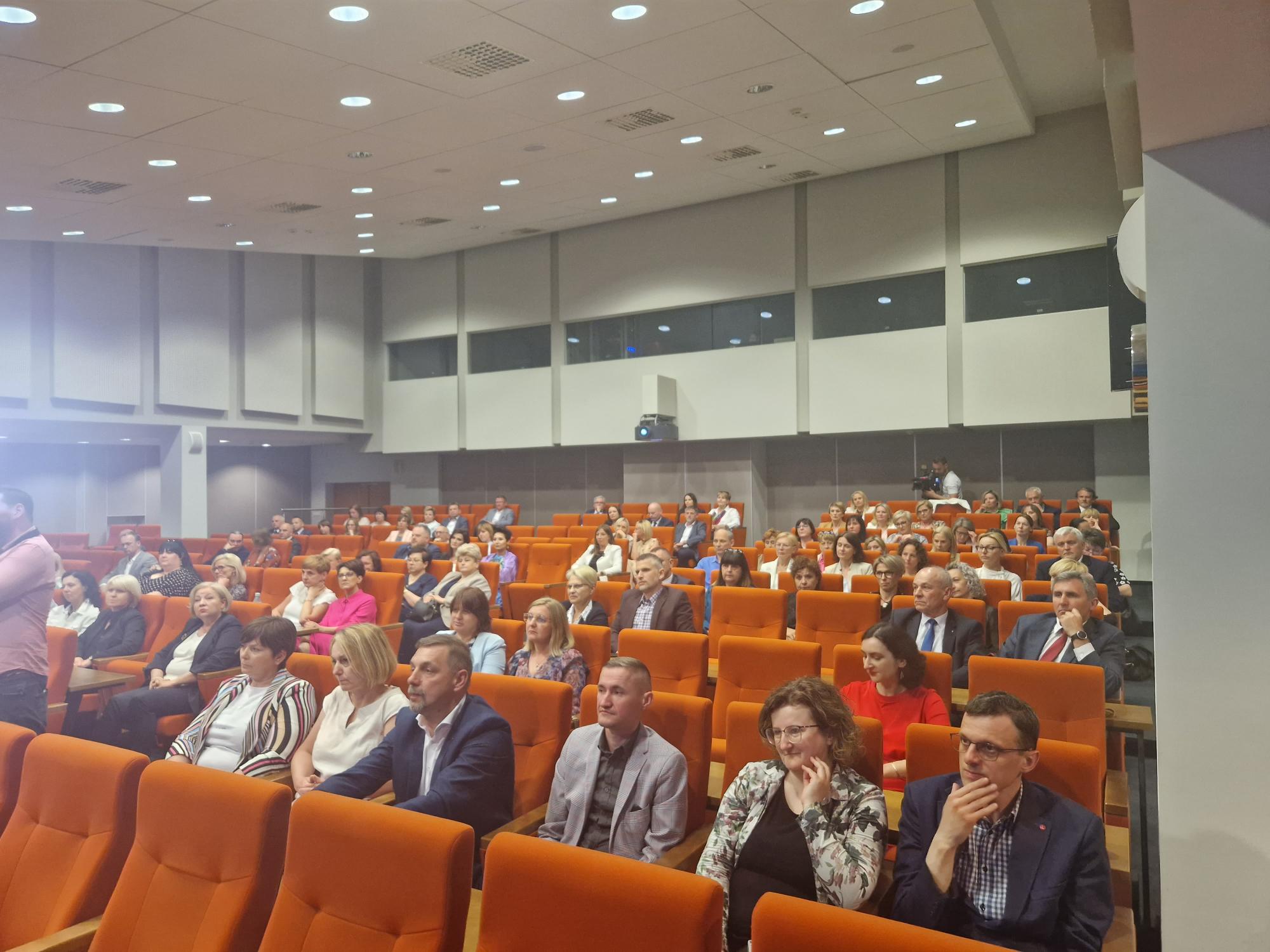 Widok na salę z uczestnikami uroczystości