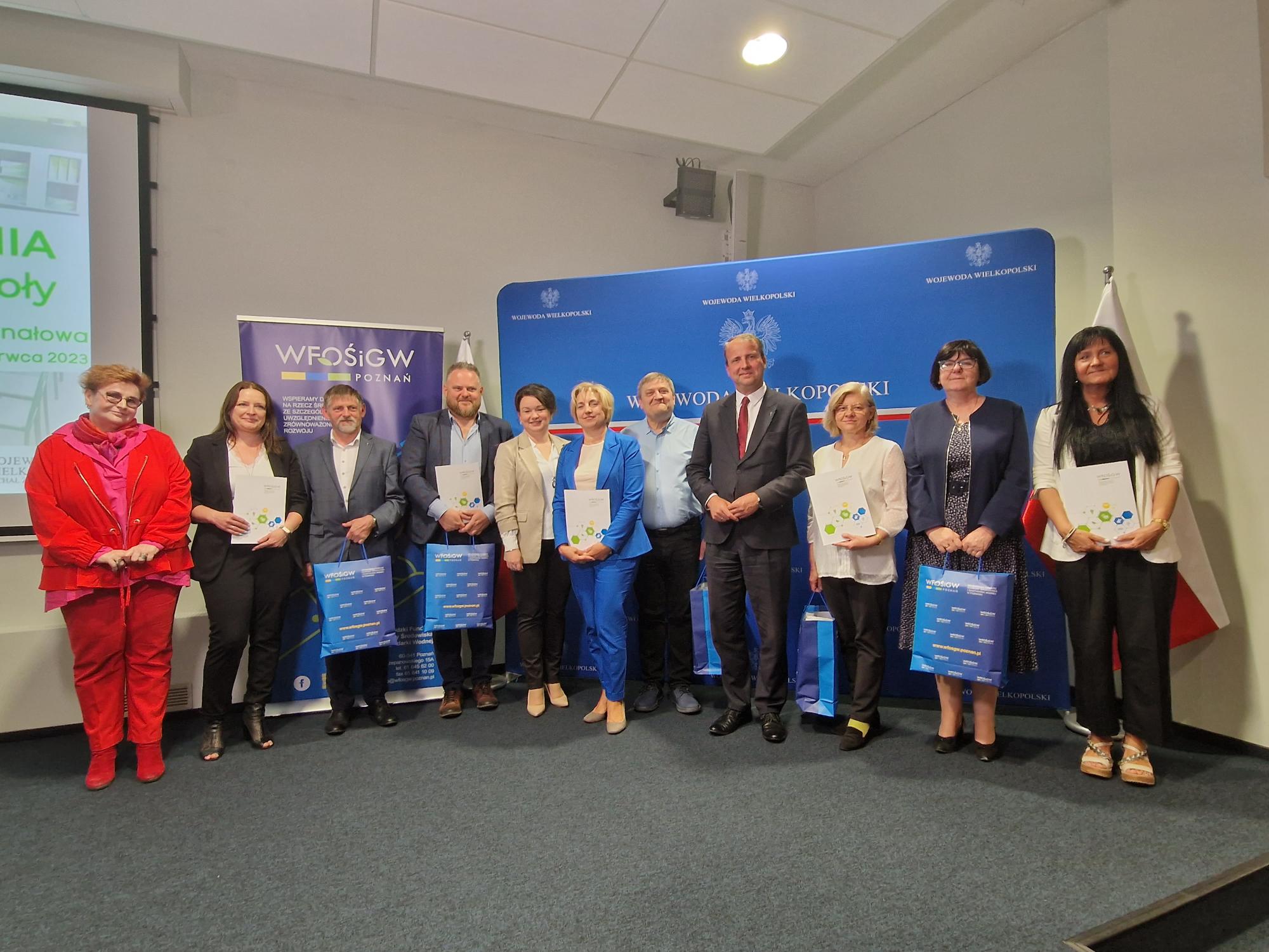 Szkoły z dyplomami i nagrodami.