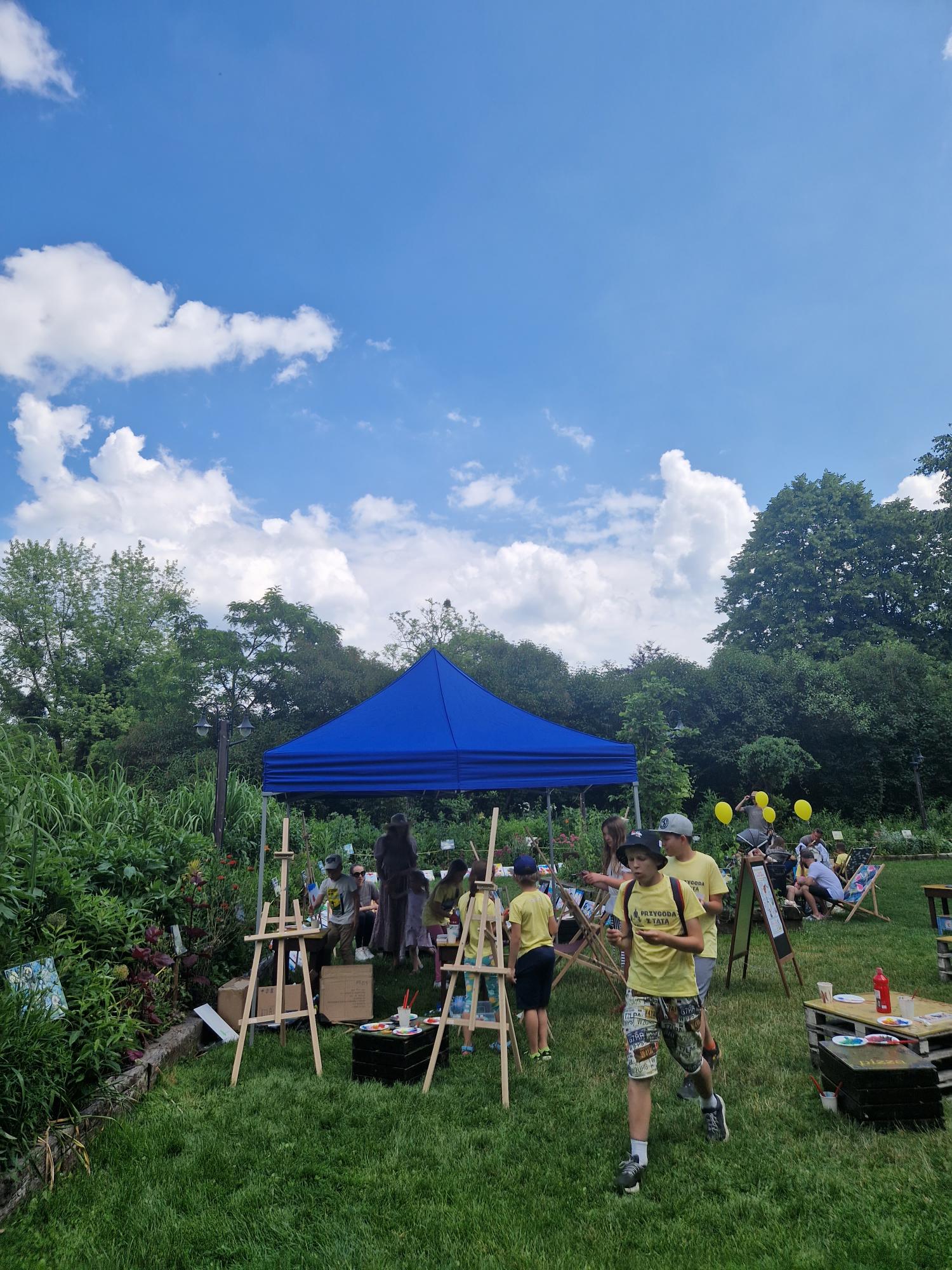 Ludzie na wydarzeniu plenerowym