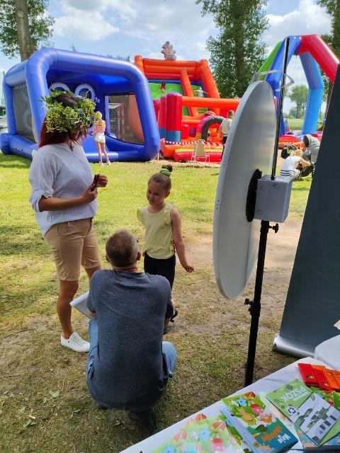 Stoisko WFOŚiGW w Poznaniu - dziewczynka podczas gry w ekologiczne koło fortuny