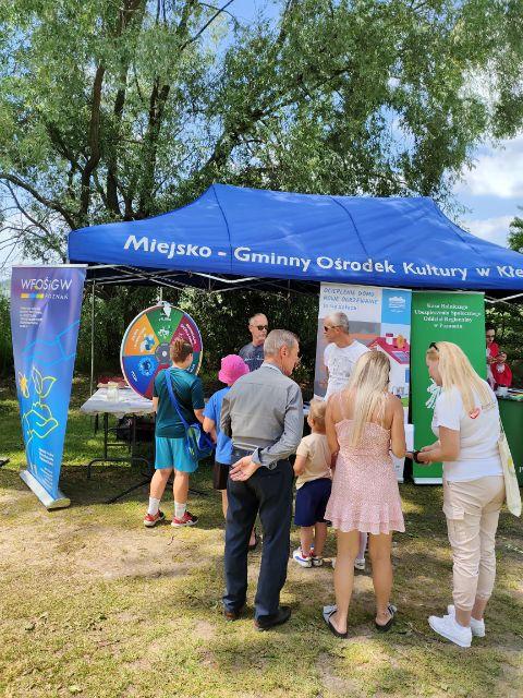 Stoisko WFOŚiGW w Poznaniu - ludzie przy stoisku