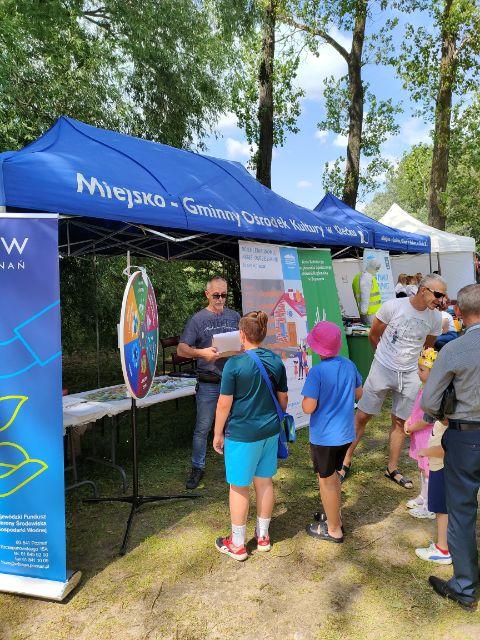 Stoisko WFOŚiGW w Poznaniu - ludzie przy stoisku