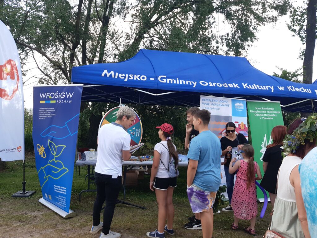 Stoisko WFOŚiGW w Poznaniu na plaży w Kłecku