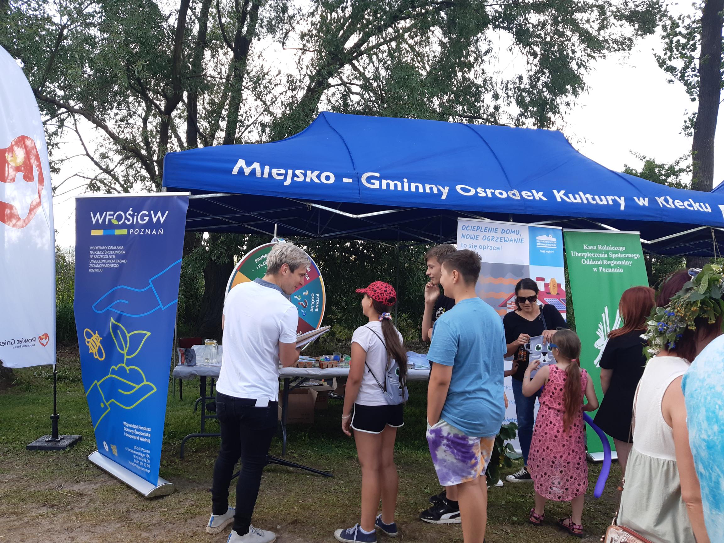 Stoisko WFOŚiGW w Poznaniu na plaży w Kłecku