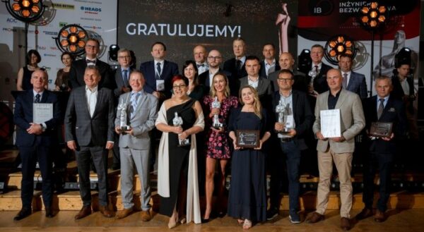 Wręczenie nagród Tytany - grupa osób sto na scenie.