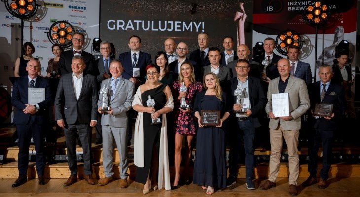 Wręczenie nagród Tytany - grupa osób sto na scenie.