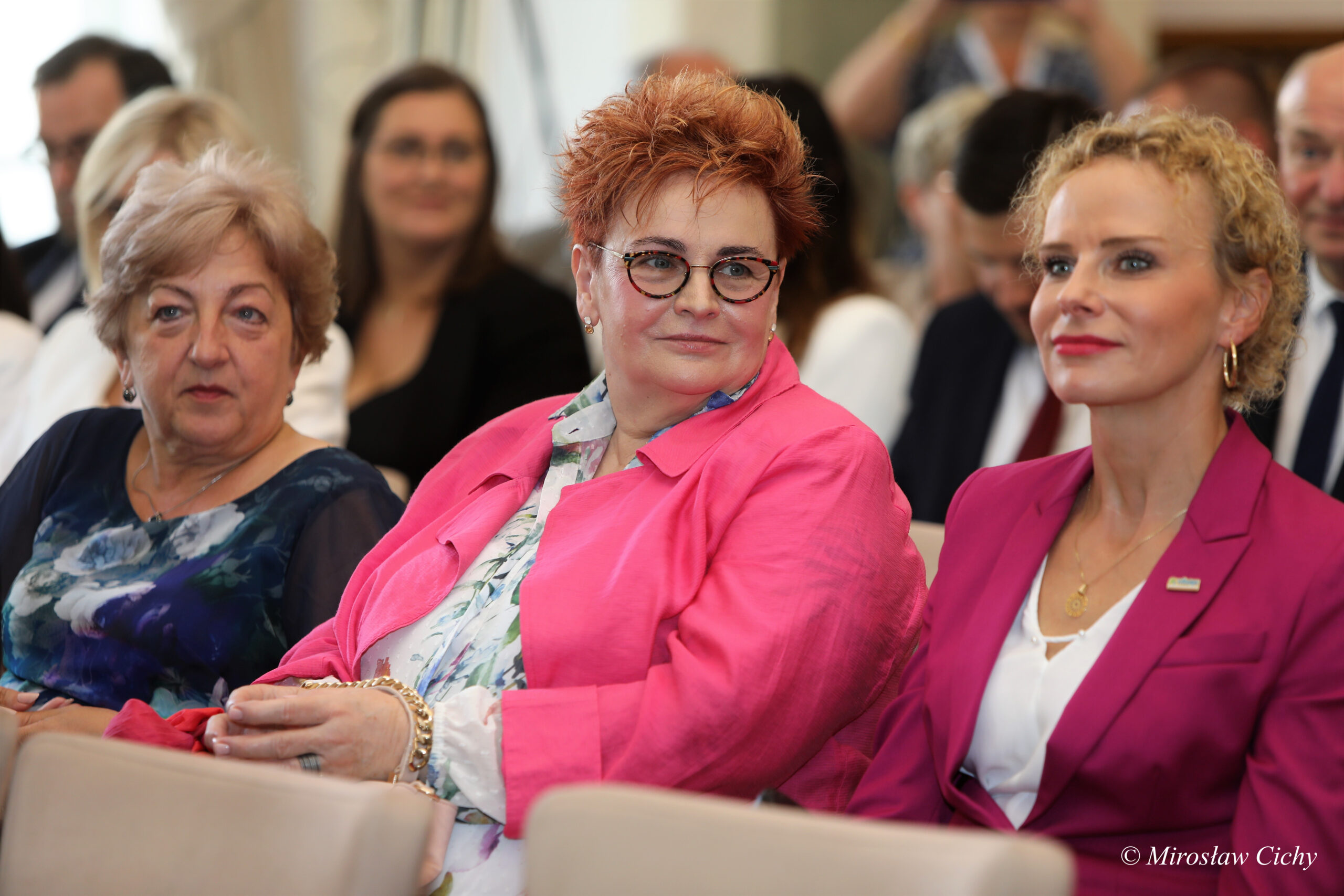 Goście uroczystości siedzący na sali.