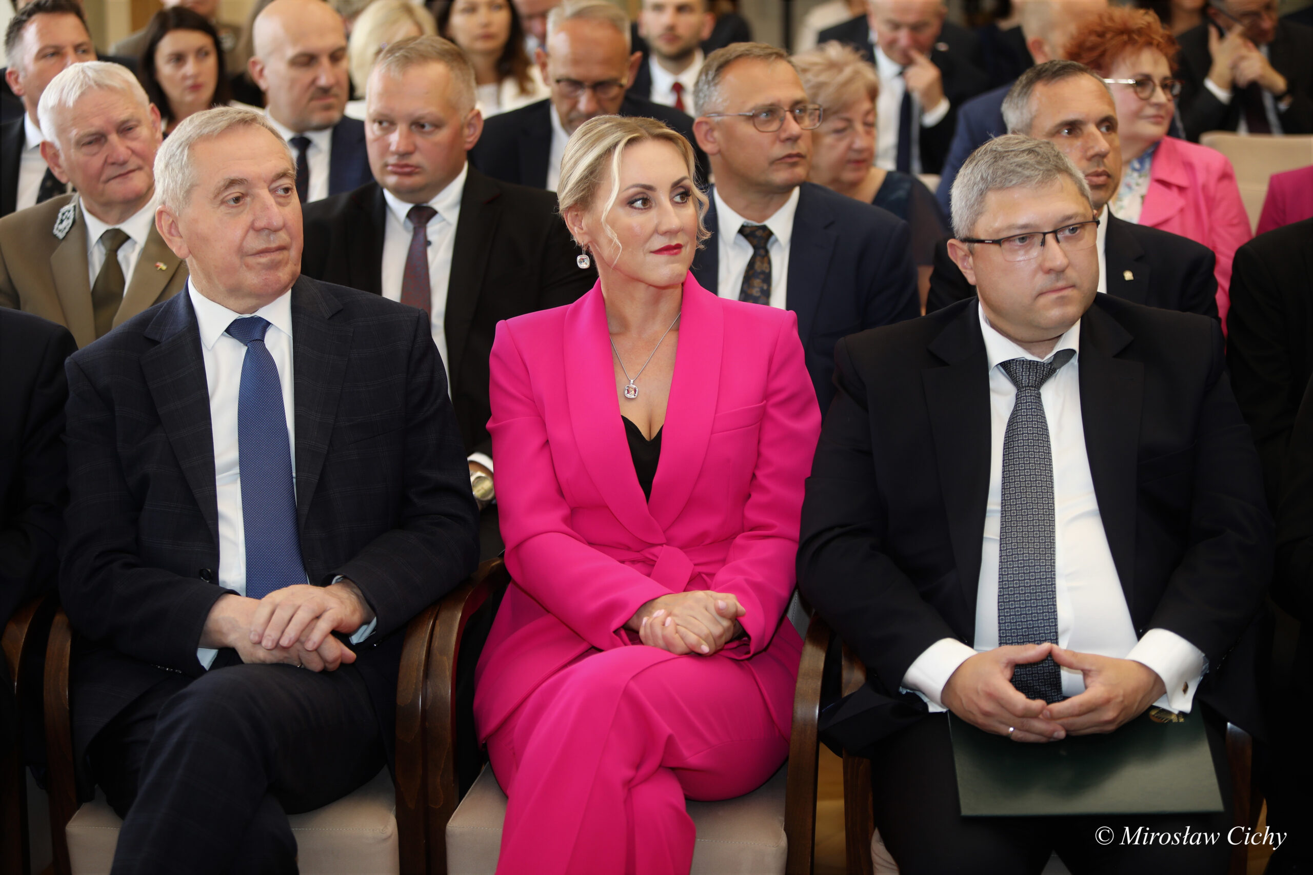 Goście uroczystości siedzący na sali.