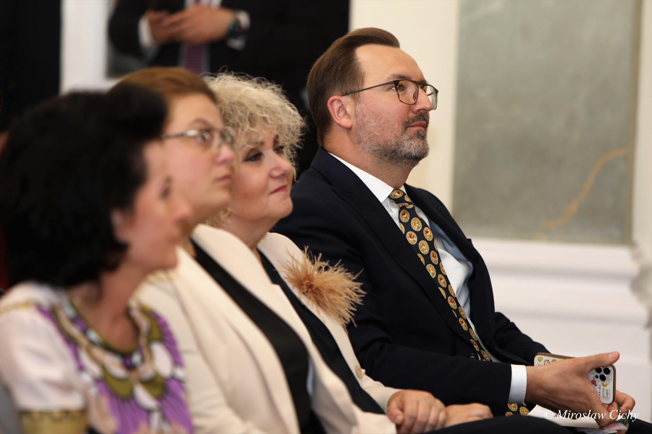 Goście uroczystości siedzący na sali.