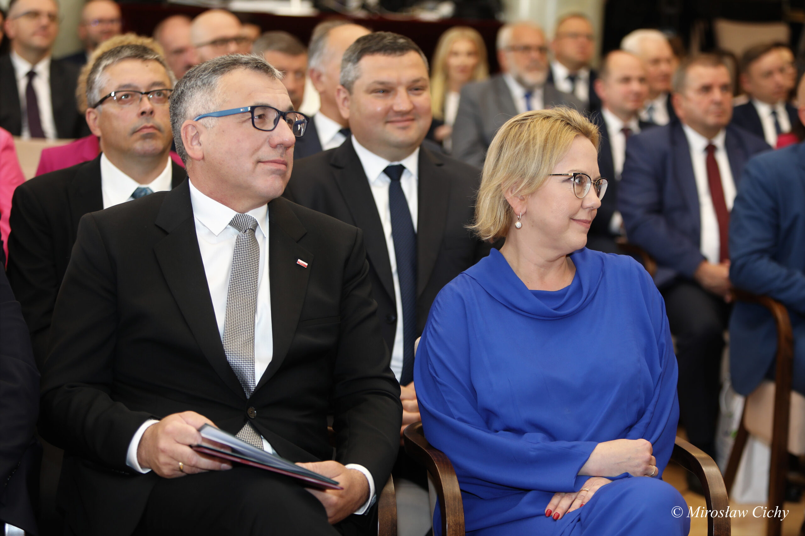 Goście uroczystości siedzący na sali.