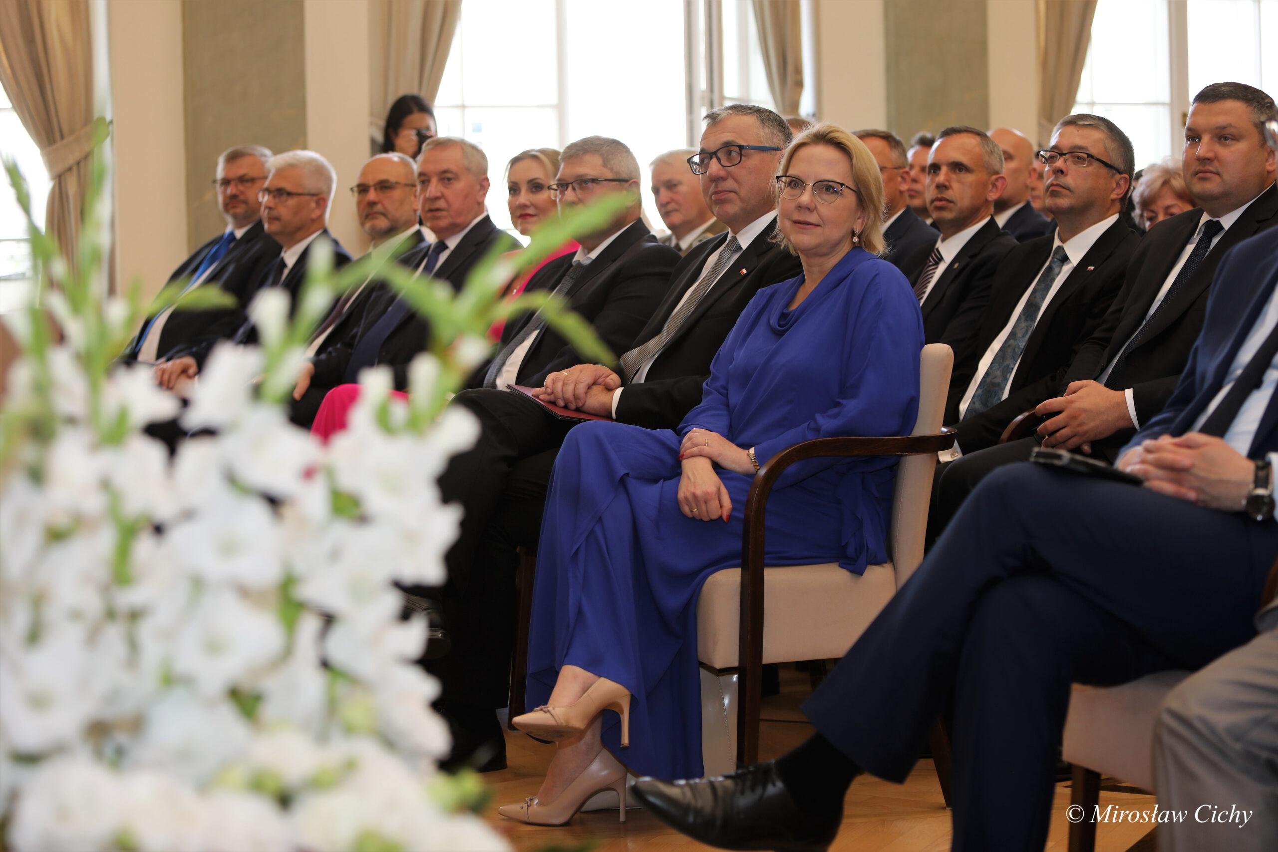 Goście uroczystości siedzący na sali.