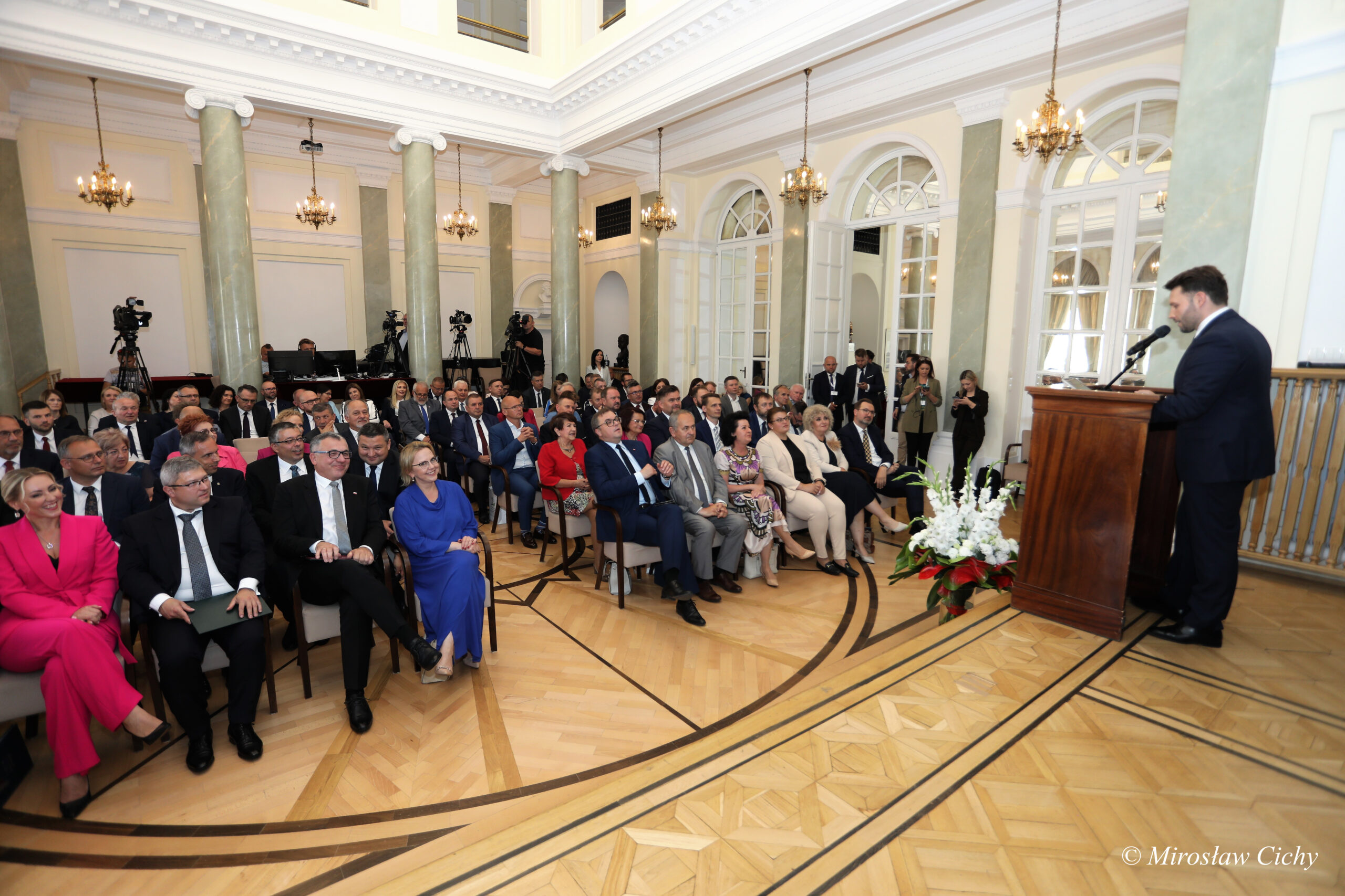 Goście uroczystości siedzący na sali.