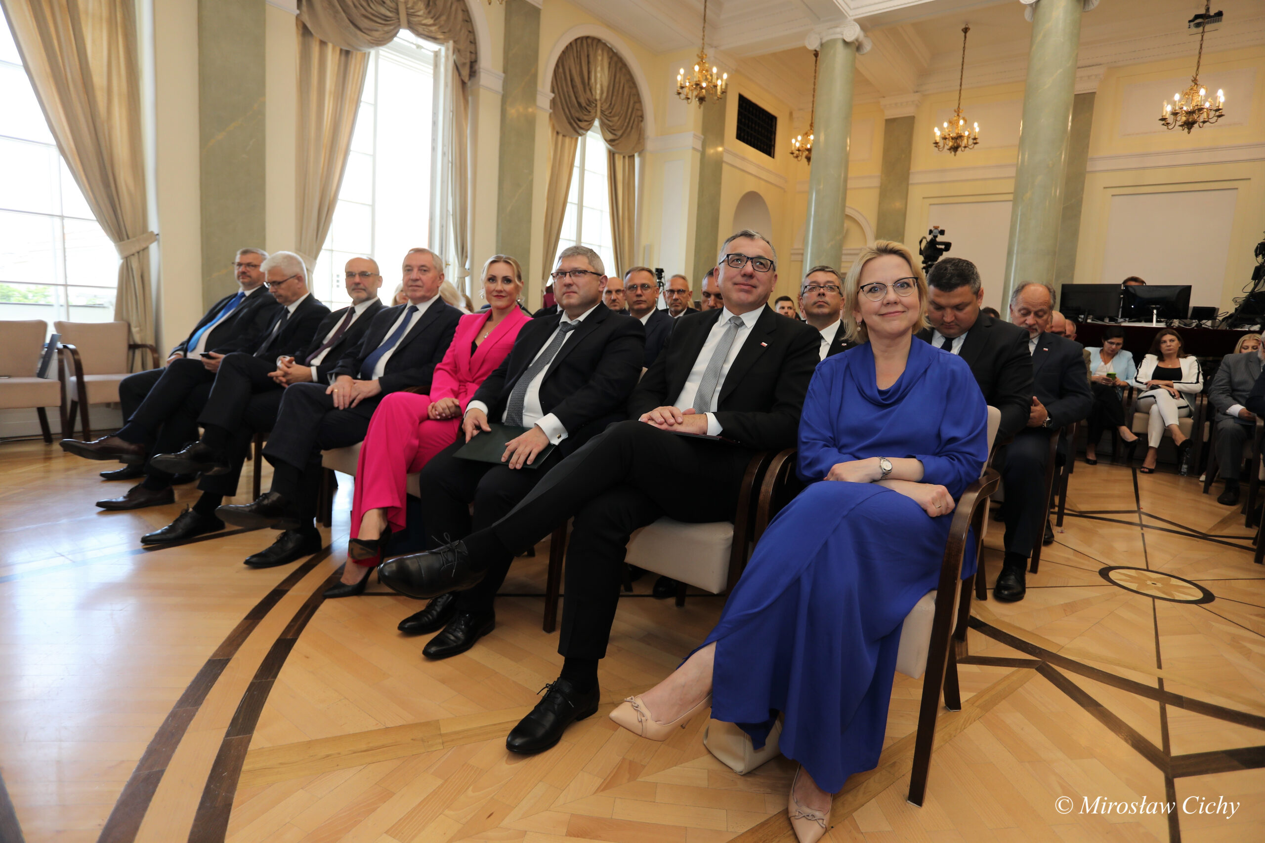 Goście uroczystości siedzący na sali.